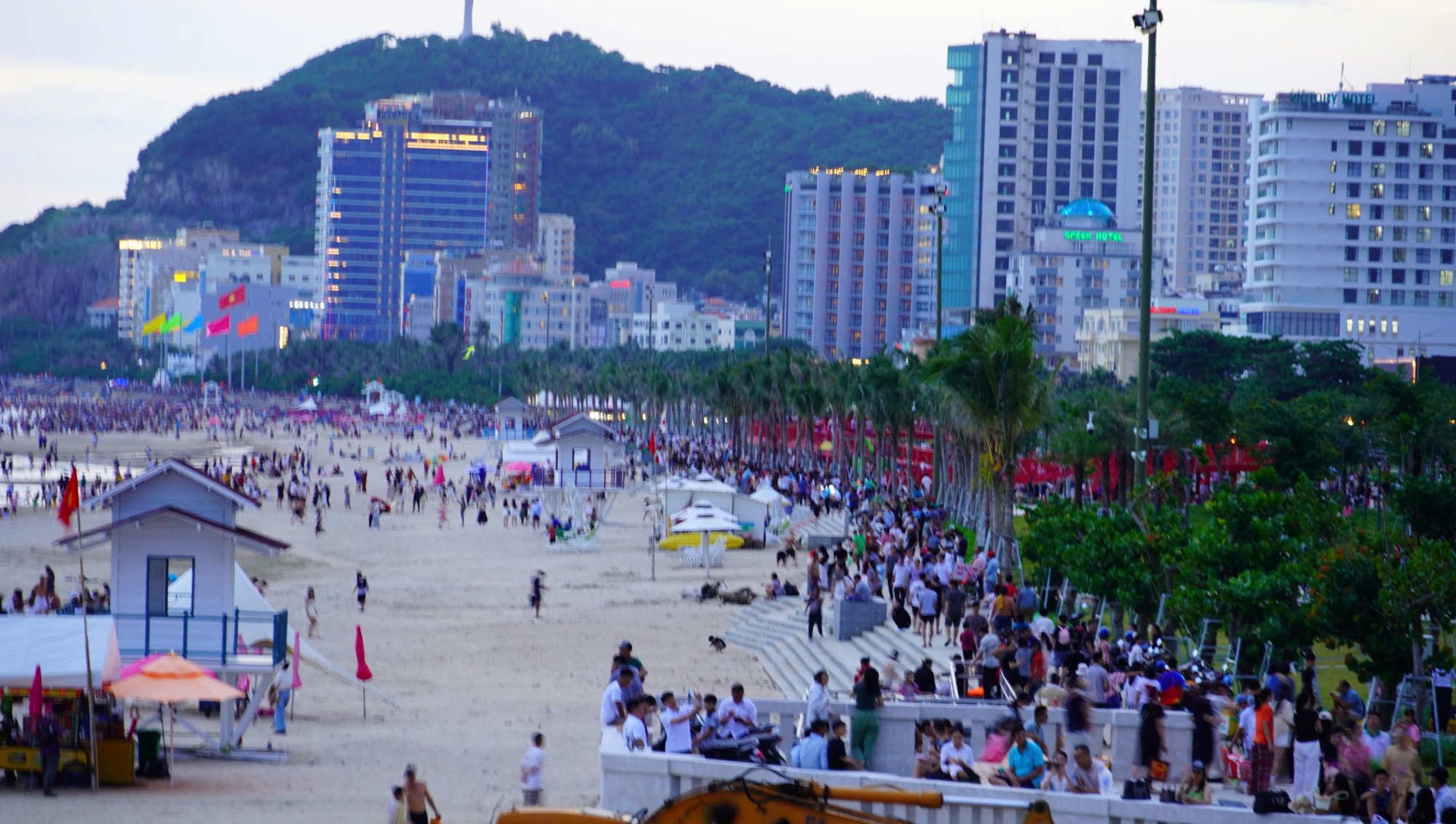 Biển Vũng T&agrave;u k&iacute;n đặc du kh&aacute;ch - Ảnh 5.