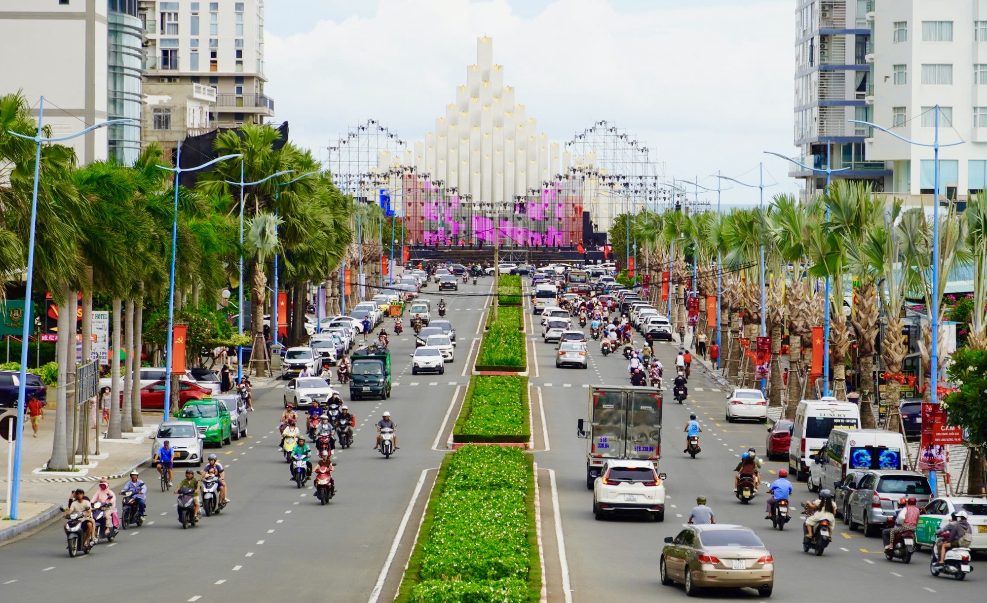 Biển Vũng T&agrave;u k&iacute;n đặc du kh&aacute;ch - Ảnh 6.