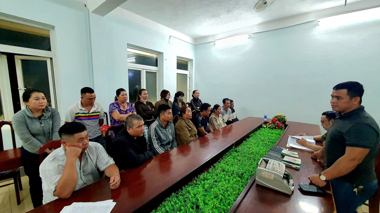 Hàng trăm cán bộ, chiến sĩ "đột kích" đường dây đánh bạc do 2 người phụ nữ cầm đầu- Ảnh 1.