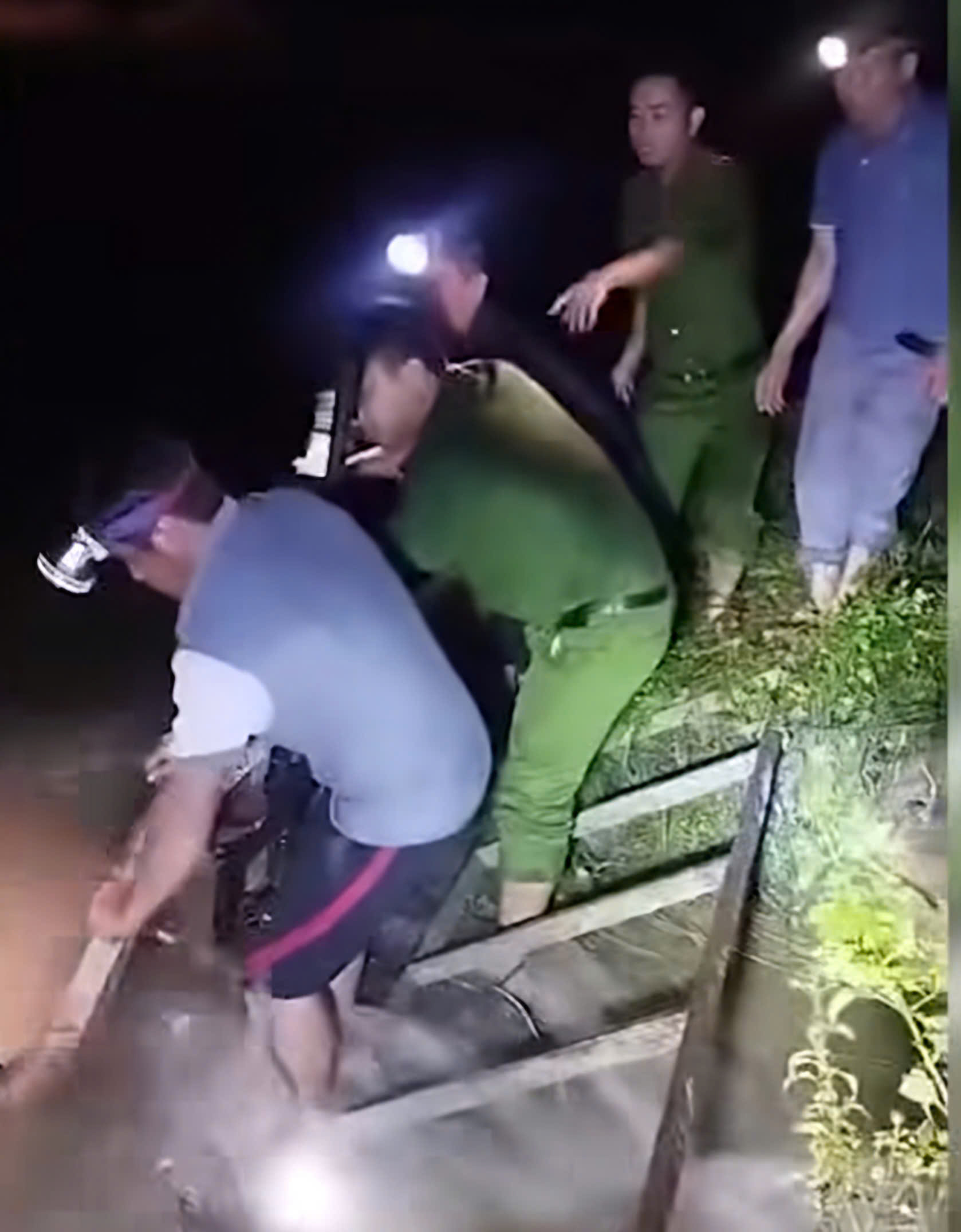H&agrave; Tĩnh: B&atilde;o số 6 g&acirc;y mưa lớn khiến k&ecirc;nh thủy lợi bị vỡ - Ảnh 1.