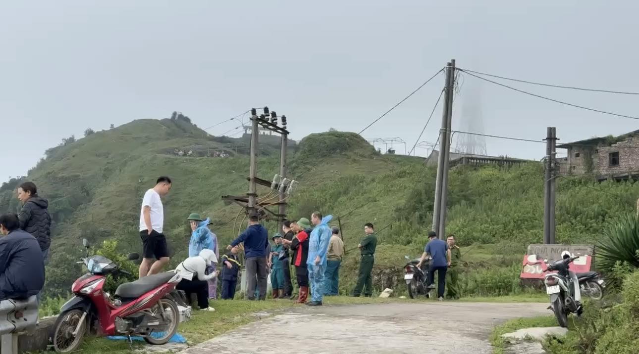 Ph&aacute;t hiện thi thể đang ph&acirc;n hủy trong &ocirc; t&ocirc; dập n&aacute;t dưới vực s&acirc;u n&uacute;i Mẫu Sơn- Ảnh 1.