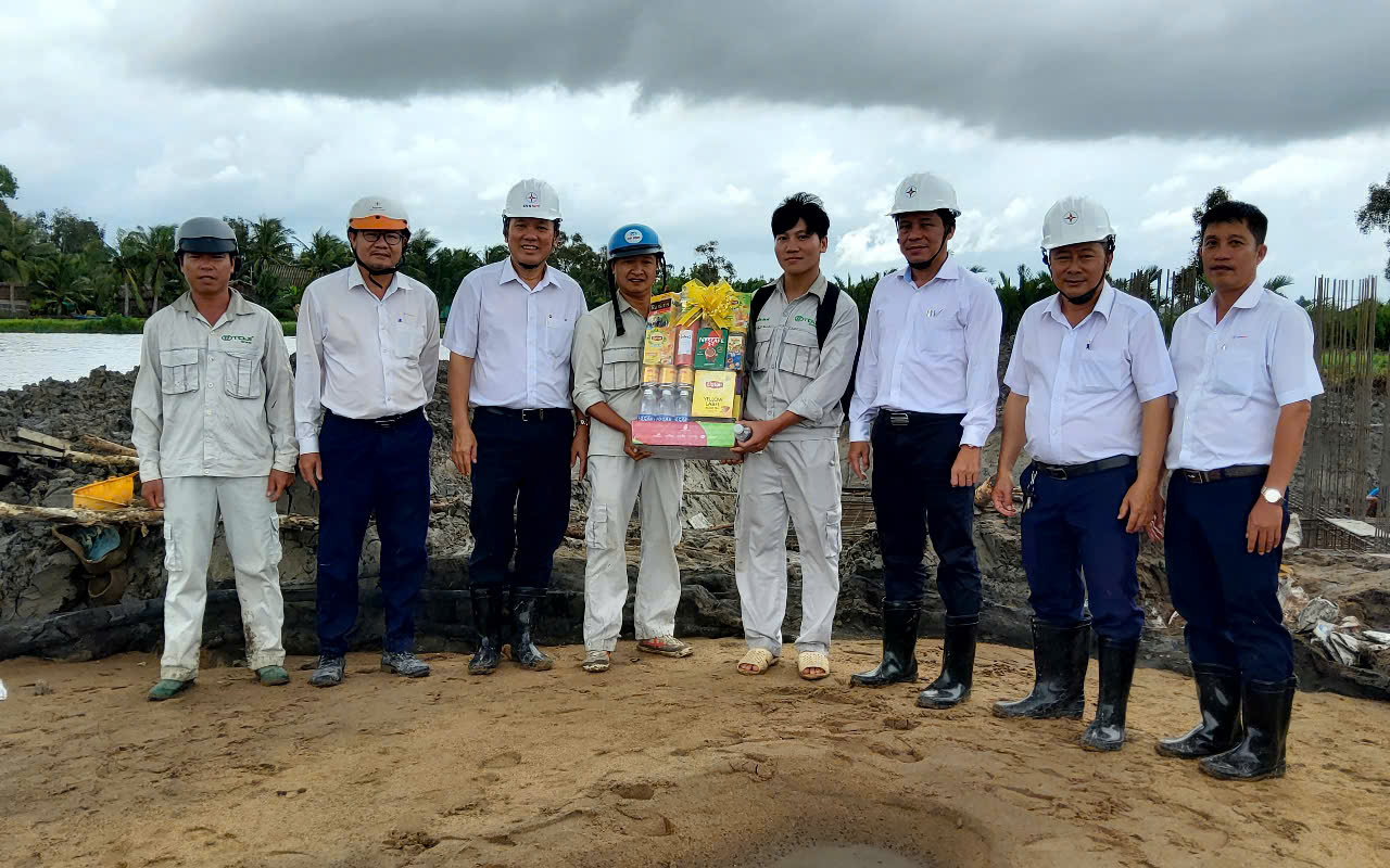 Ngành điện miền Nam xuyên lễ 2-9 trên những công trình lưới điện 