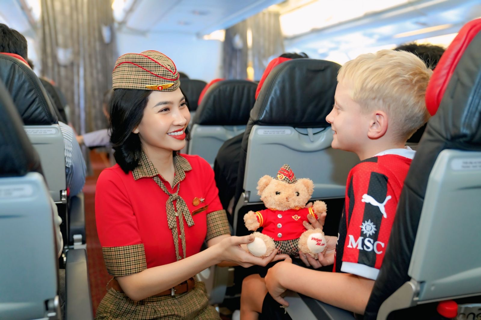Vietjet bứt phá mạnh mẽ trong 6 tháng đầu năm 2025- Ảnh 1.