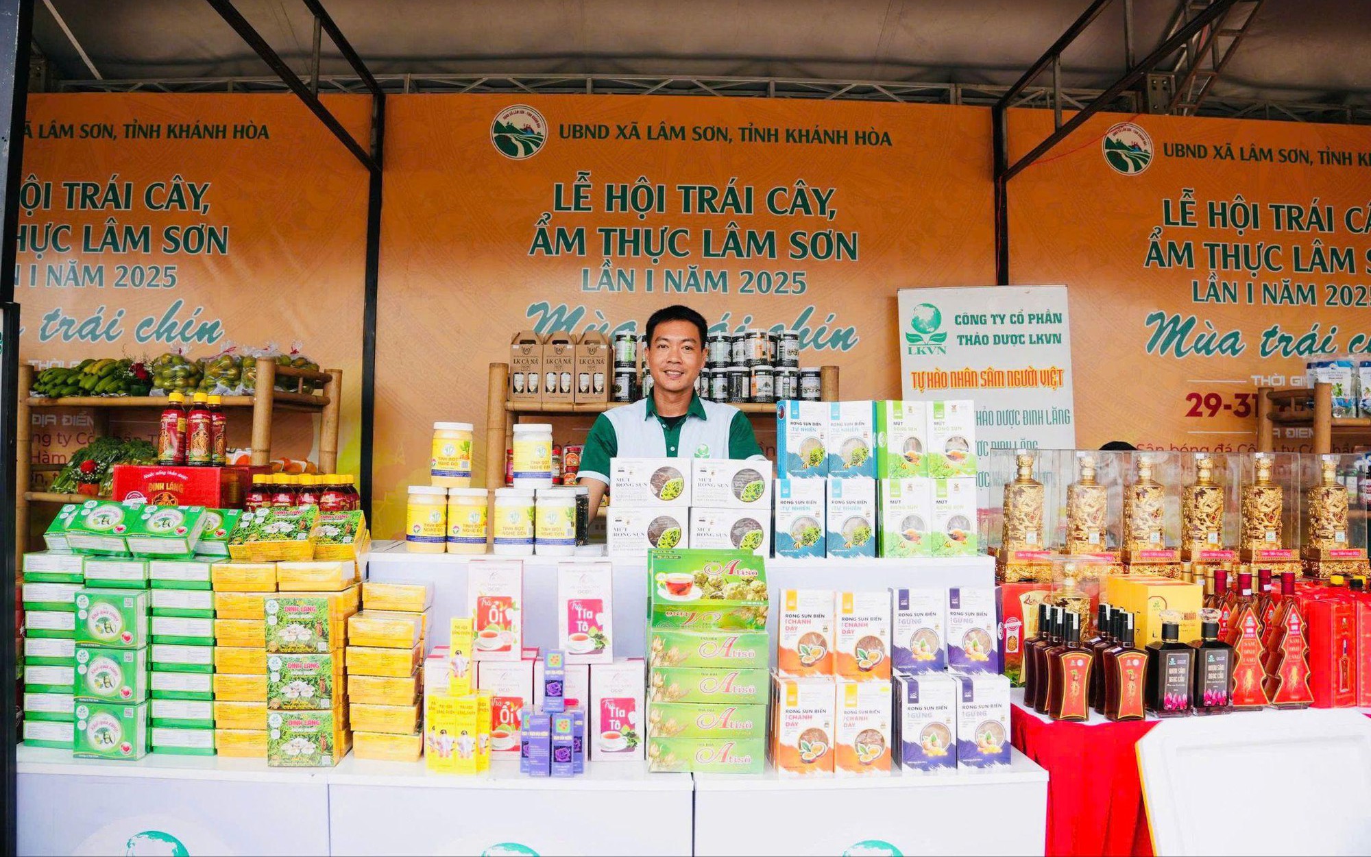 Hàng ngàn người đổ về Lâm Sơn trong ngày khai hội Lễ hội trái cây, ẩm thực 2025