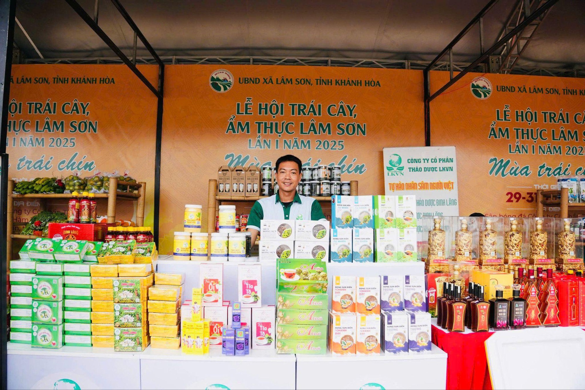 H&agrave;ng ng&agrave;n người đổ về L&acirc;m Sơn trong ng&agrave;y khai hội Lễ hội tr&aacute;i c&acirc;y, ẩm thực 2025- Ảnh 5.