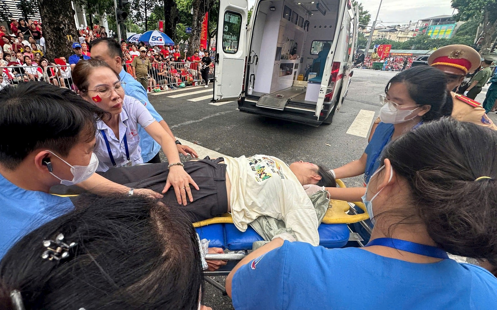 Tham dự A80 đông người: Làm gì khi bị cuốn vào đám đông?