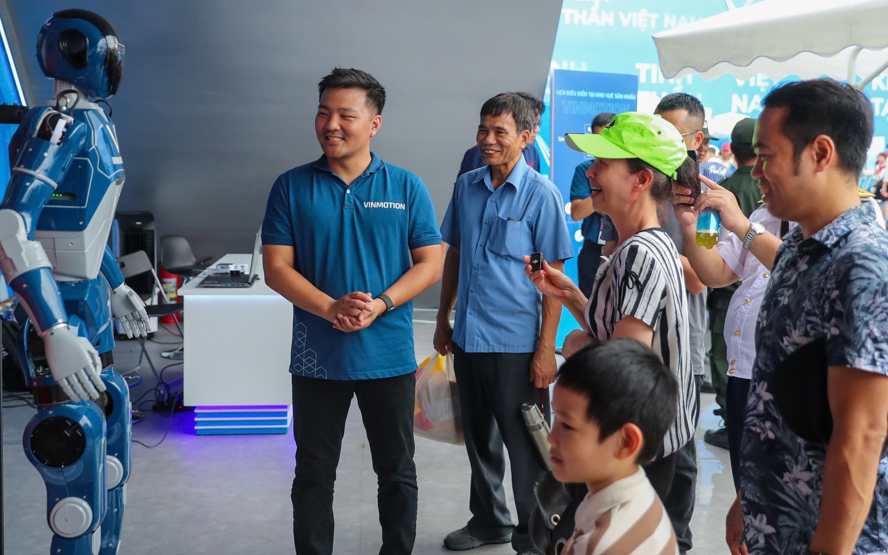 "Cười ra nước mắt" với robot hình người của Vingroup