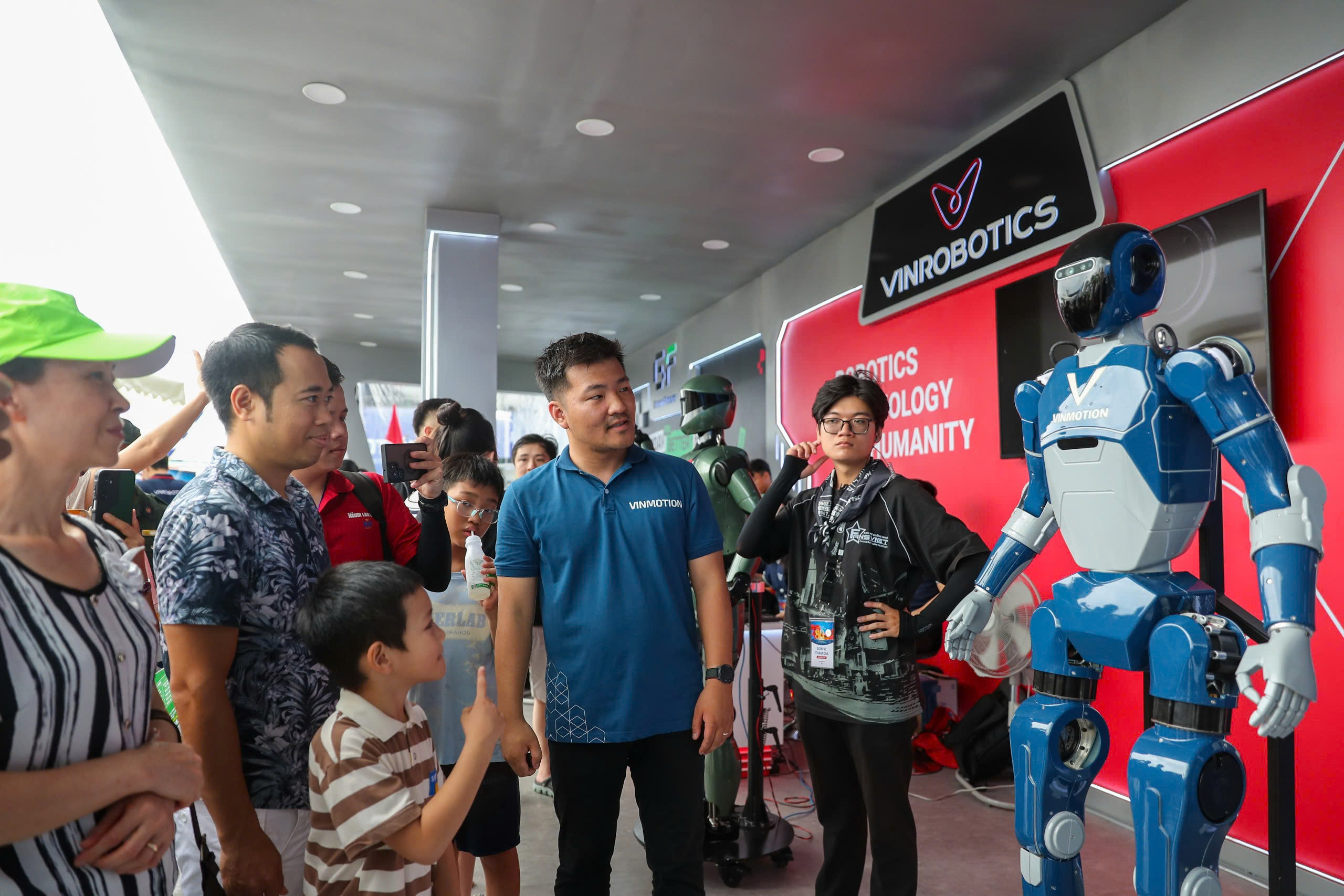 Người d&acirc;n 'cười ra nước mắt' khi n&oacute;i chuyện với robot h&igrave;nh người của Vingroup - Ảnh 1.