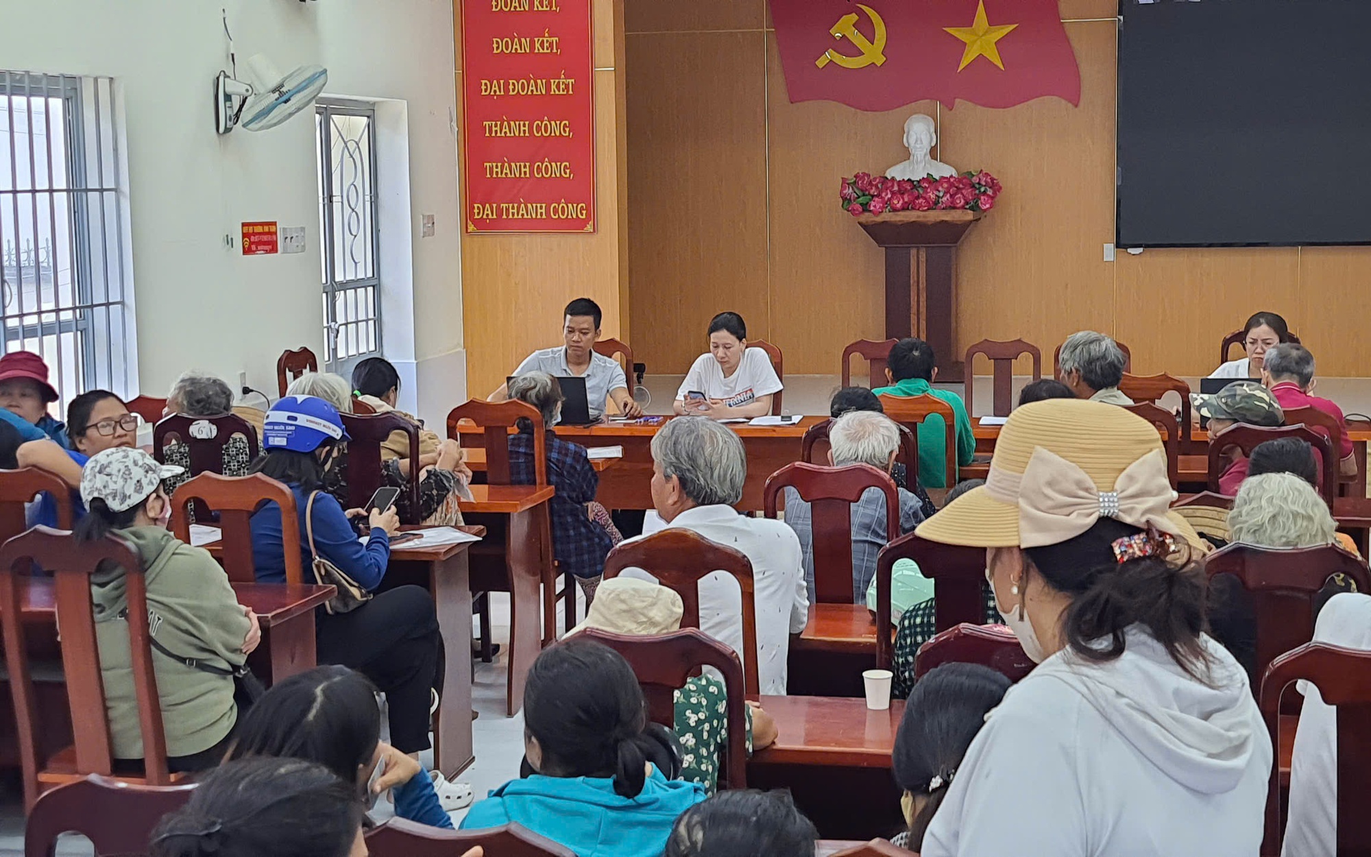 Nha Trang: Nhiều người dân gặp khó khi nhận quà 100.000 đồng