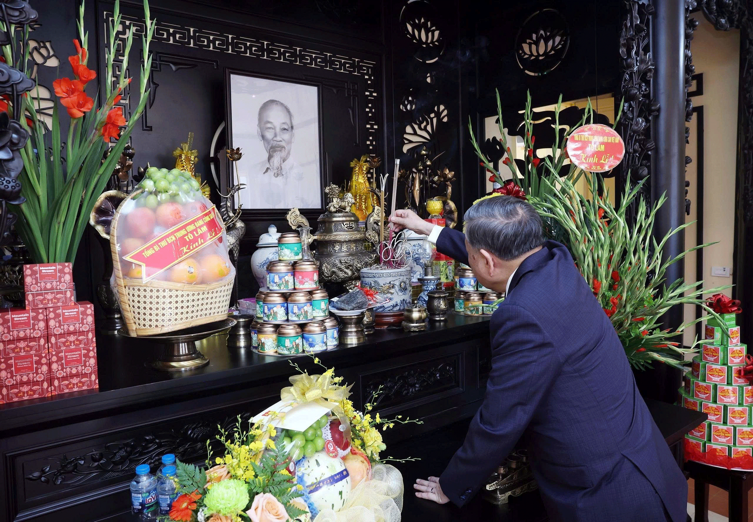 Tổng Bí thư dâng hương tưởng niệm Chủ tịch Hồ Chí Minh - Ảnh 1.