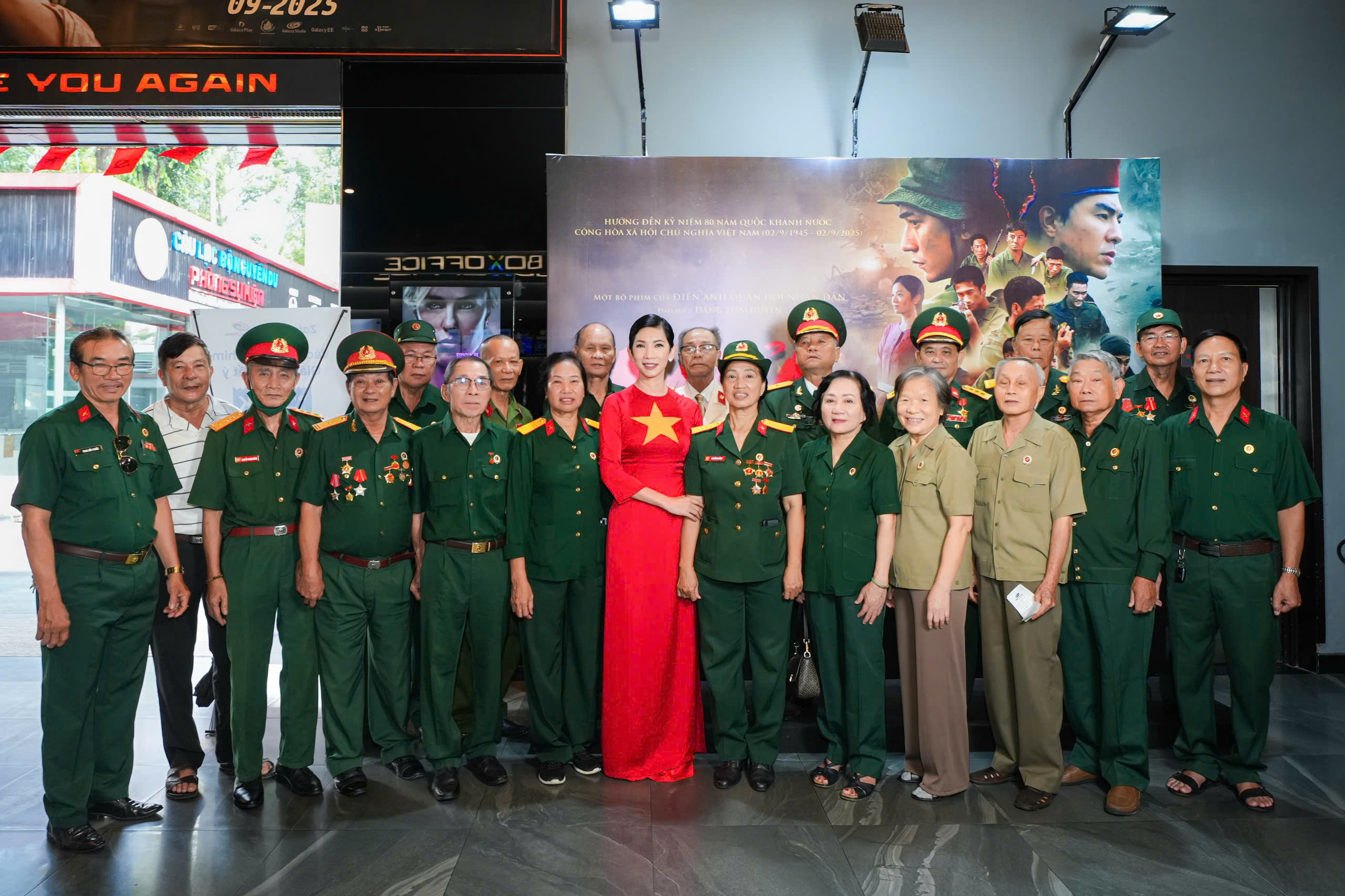 Si&ecirc;u mẫu Xu&acirc;n Lan tri &acirc;n cựu chiến binh c&aacute;ch đặc biệt   - Ảnh 2.