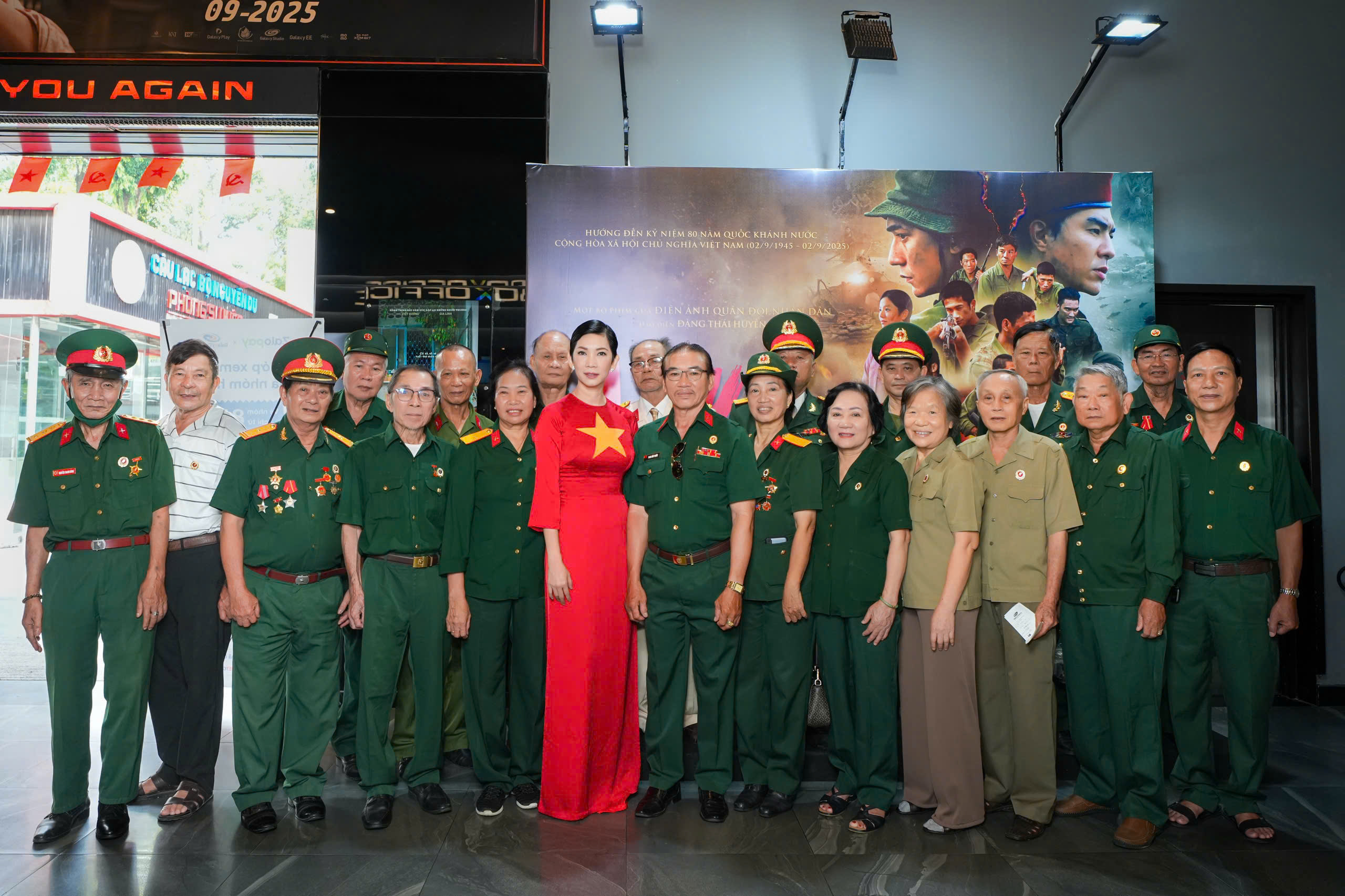 Si&ecirc;u mẫu Xu&acirc;n Lan tri &acirc;n cựu chiến binh c&aacute;ch đặc biệt   - Ảnh 4.