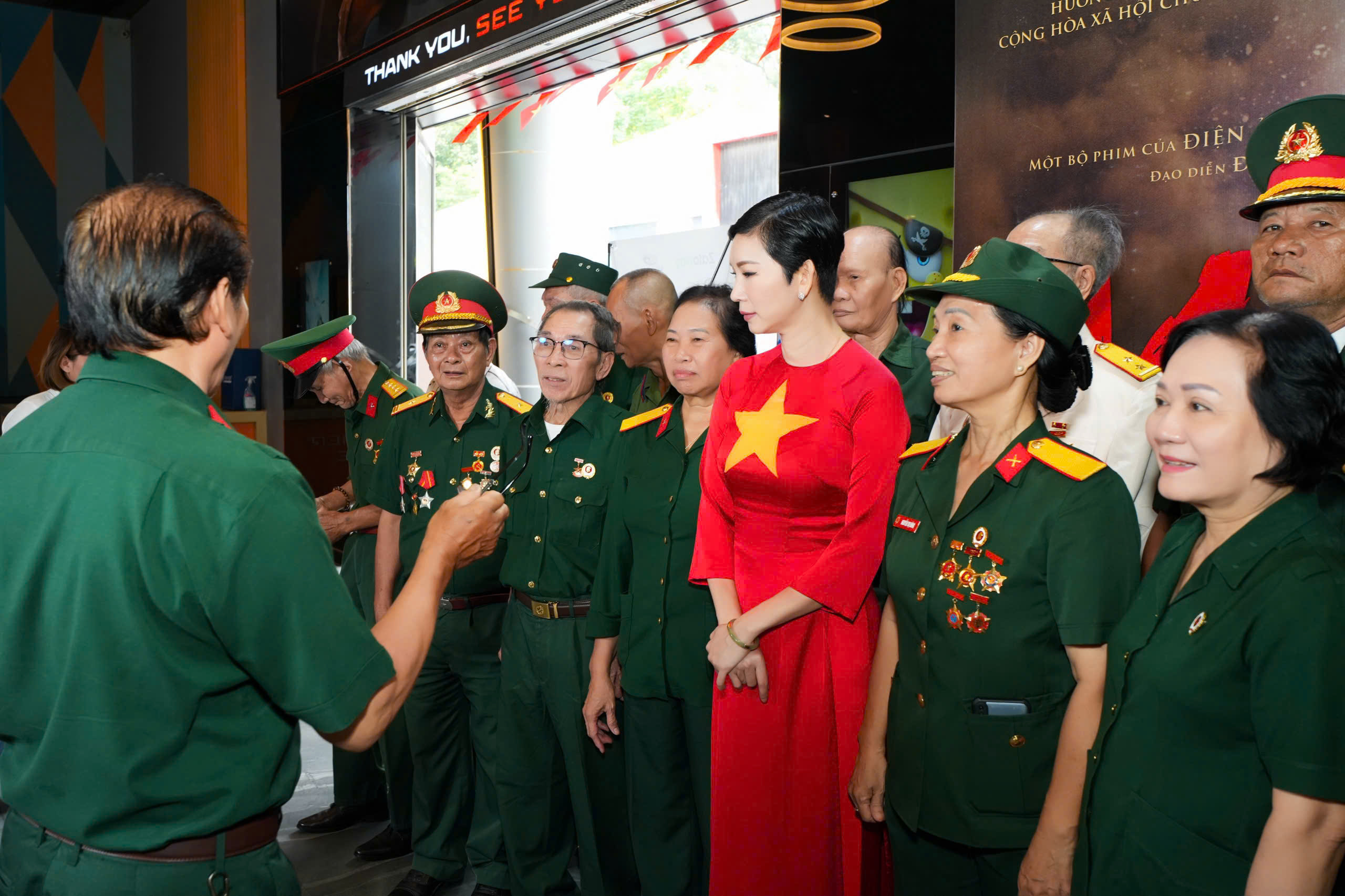 Si&ecirc;u mẫu Xu&acirc;n Lan tri &acirc;n cựu chiến binh c&aacute;ch đặc biệt   - Ảnh 5.