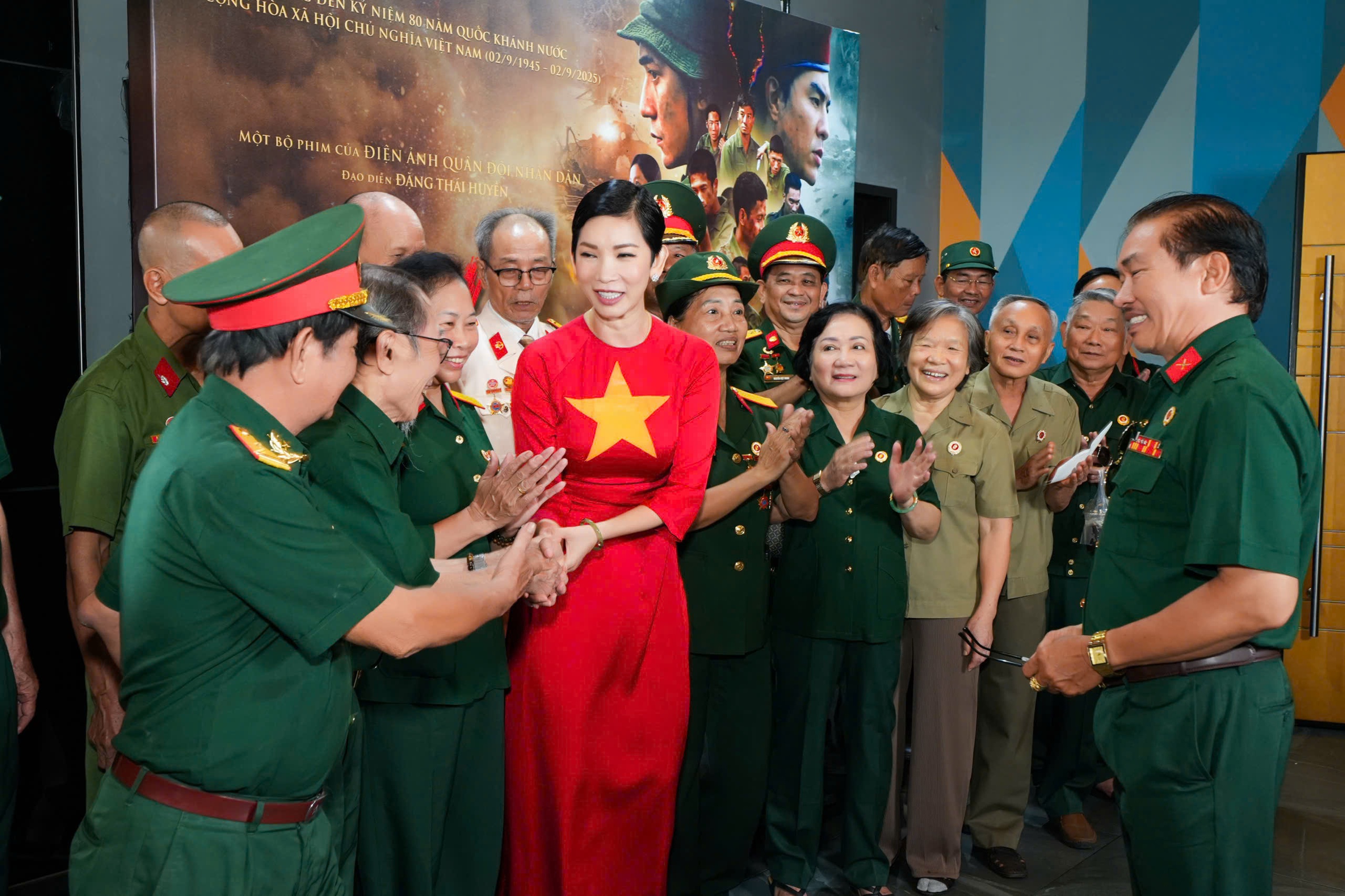 Si&ecirc;u mẫu Xu&acirc;n Lan tri &acirc;n cựu chiến binh c&aacute;ch đặc biệt   - Ảnh 3.