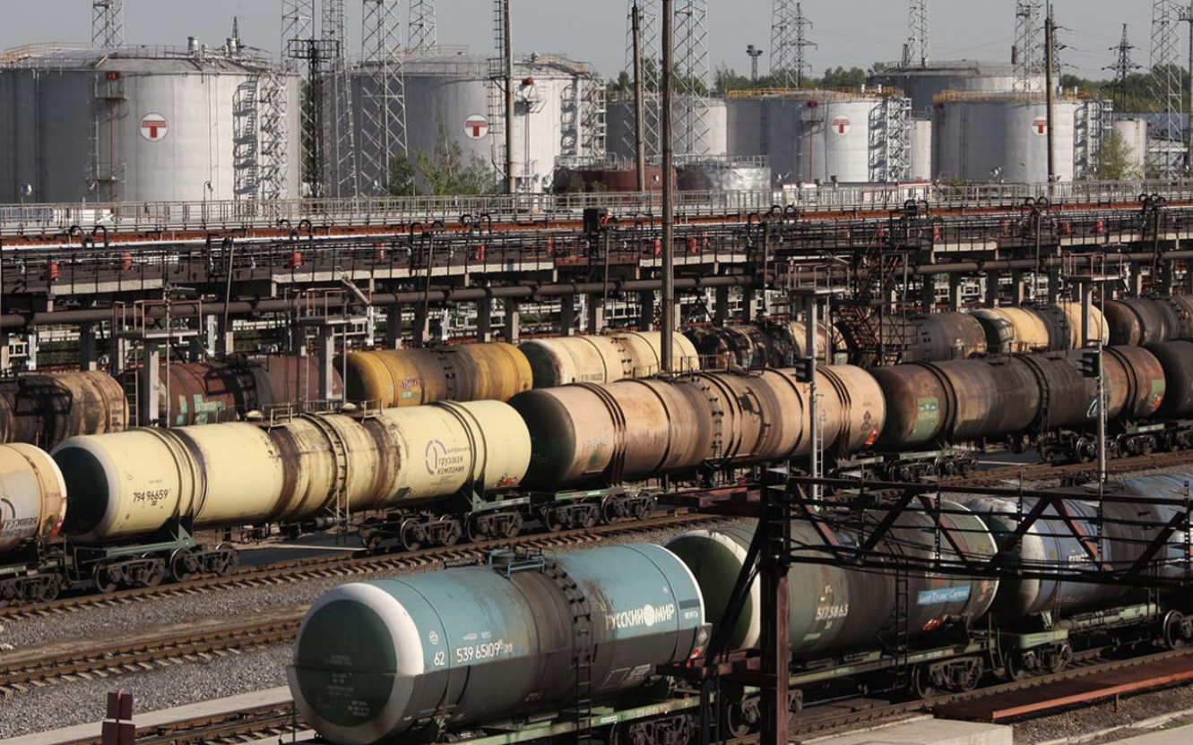 OPEC+ nỗ lực giành lại thị trường dầu