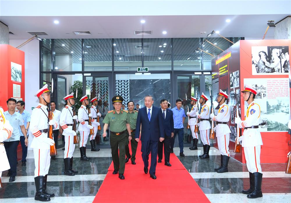 Tổng B&iacute; thư T&ocirc; L&acirc;m gặp mặt điển h&igrave;nh ti&ecirc;n tiến CAND tại Đại hội thi đua lần thứ IX - Ảnh 2.
