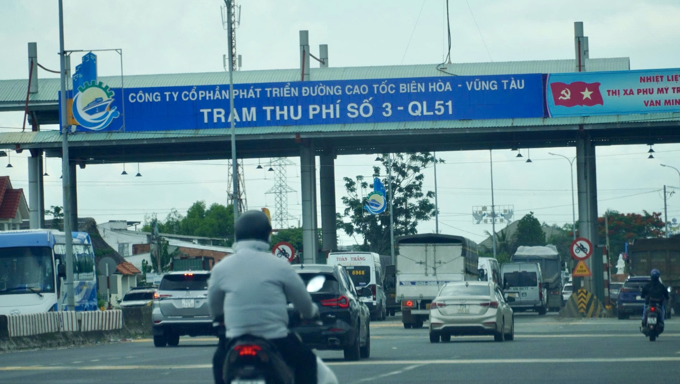 Dừng thu ph&iacute; đ&atilde; l&acirc;u, 3 trạm BOT tr&ecirc;n Quốc lộ 51 vẫn &aacute;n ngữ- Ảnh 1.