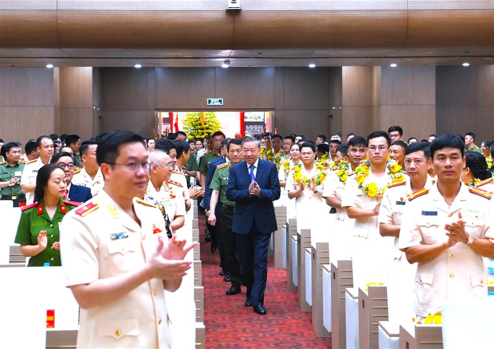 Tổng B&iacute; thư T&ocirc; L&acirc;m gặp mặt điển h&igrave;nh ti&ecirc;n tiến CAND tại Đại hội thi đua lần thứ IX - Ảnh 3.