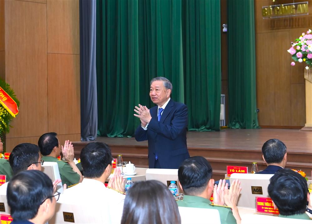 Tổng B&iacute; thư T&ocirc; L&acirc;m gặp mặt điển h&igrave;nh ti&ecirc;n tiến CAND tại Đại hội thi đua lần thứ IX - Ảnh 5.