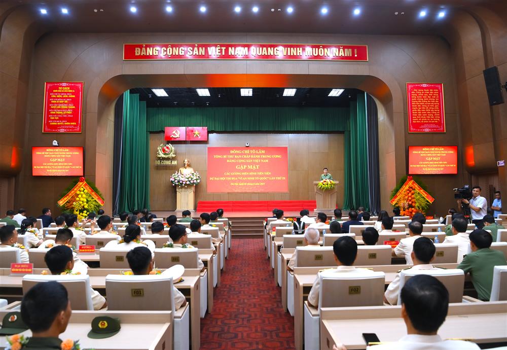 Tổng B&iacute; thư T&ocirc; L&acirc;m gặp mặt điển h&igrave;nh ti&ecirc;n tiến CAND tại Đại hội thi đua lần thứ IX - Ảnh 6.