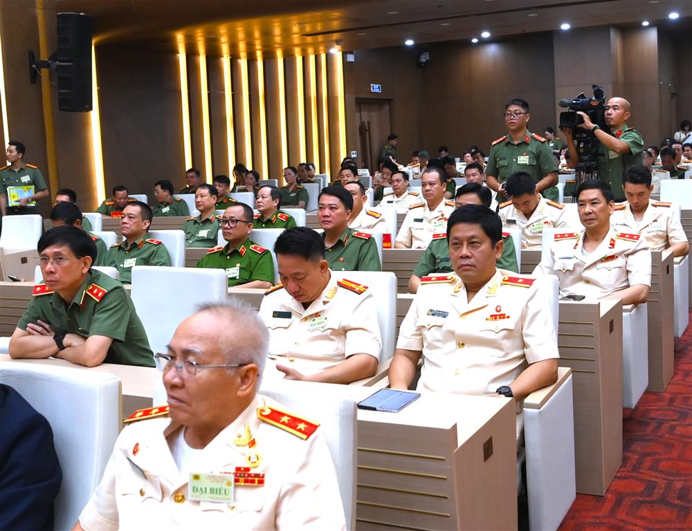 Tổng B&iacute; thư T&ocirc; L&acirc;m gặp mặt điển h&igrave;nh ti&ecirc;n tiến CAND tại Đại hội thi đua lần thứ IX - Ảnh 7.