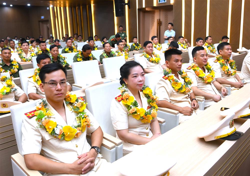 Tổng B&iacute; thư T&ocirc; L&acirc;m gặp mặt điển h&igrave;nh ti&ecirc;n tiến CAND tại Đại hội thi đua lần thứ IX - Ảnh 8.