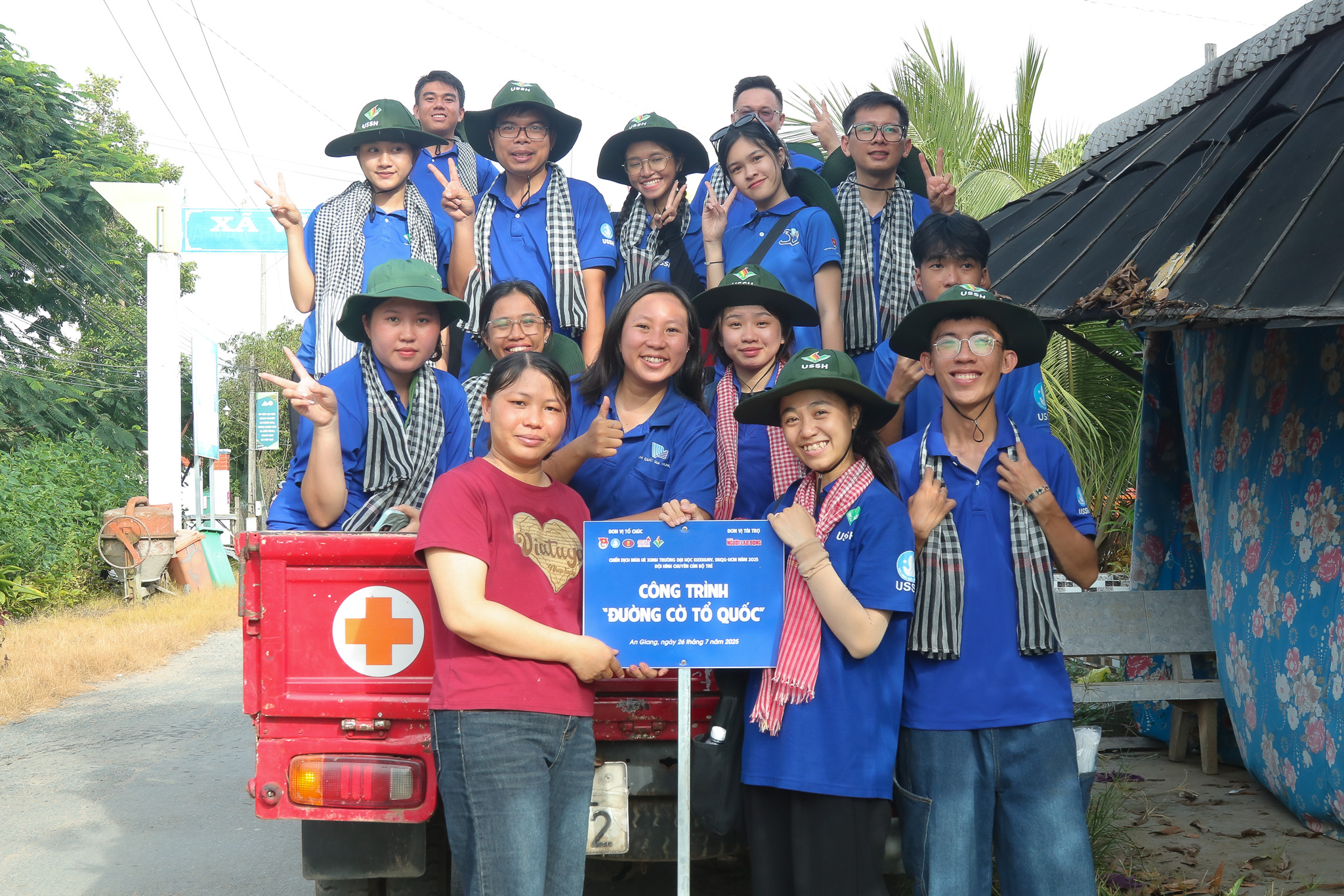 Buổi chào cờ truyền cảm hứng tại Trường Đại học Khoa học Xã hội và Nhân văn TP HCM - Ảnh 1.