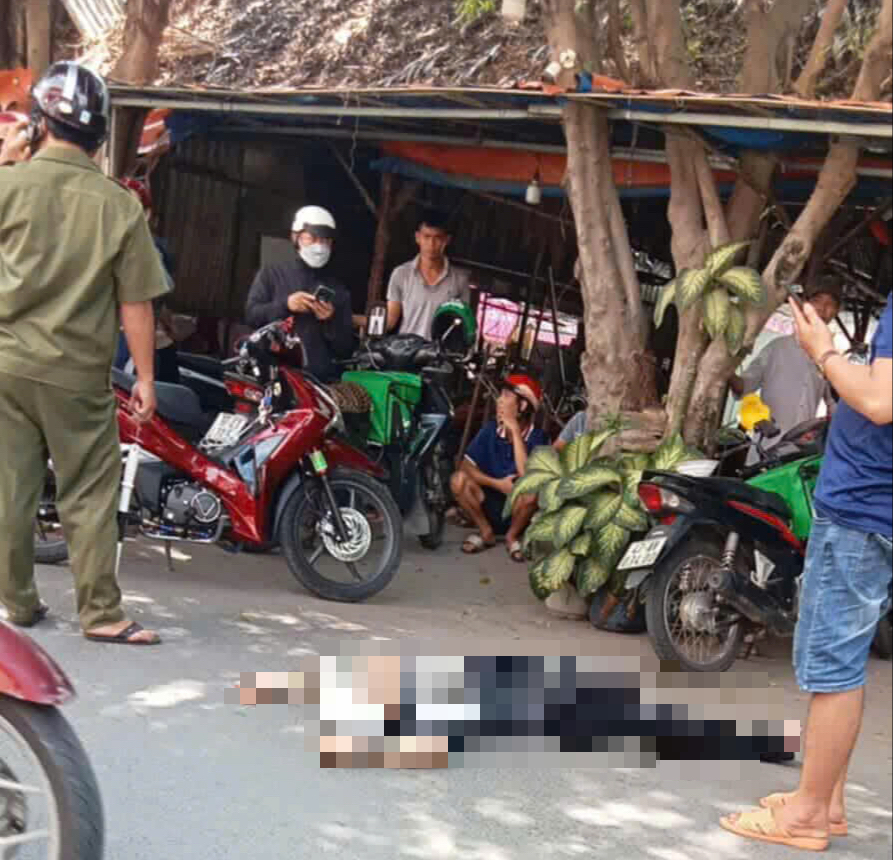 Nam thanh ni&ecirc;n tự đ&acirc;m v&agrave;o bụng m&igrave;nh, người b&aacute;n dao nhanh ch&oacute;ng rời hiện trường- Ảnh 1.