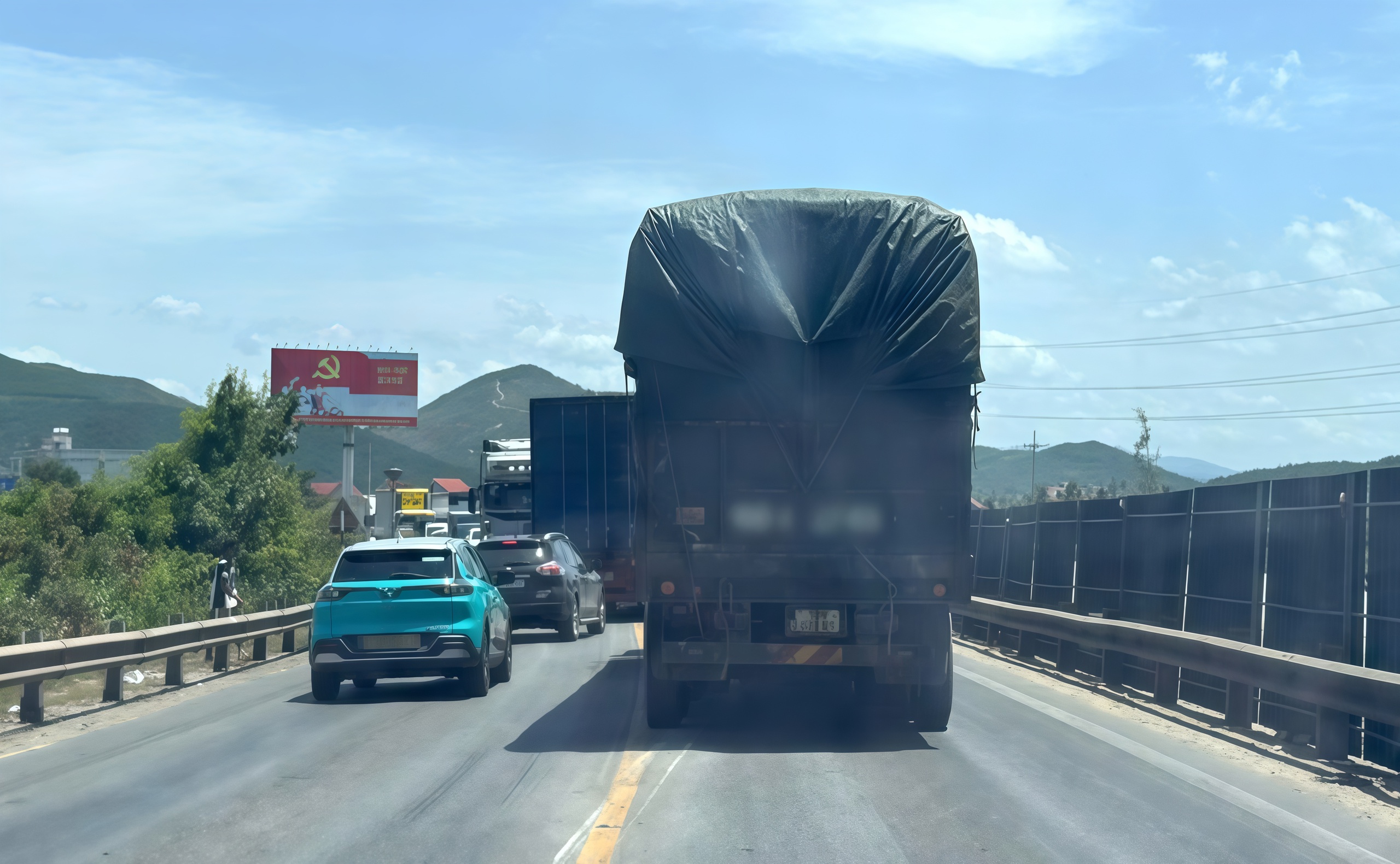 Xe tải liên tục gặp sự cố ở "yết hầu" tỉnh Quảng Trị, giao thông ùn tắc- Ảnh 1.