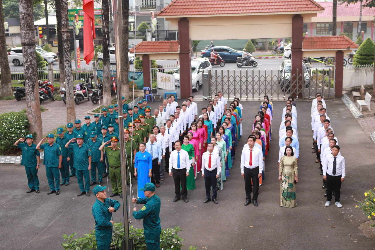 Chào cờ phường Bình Dương: Buổi lễ đặc biệt khơi dậy tinh thần trách nhiệm - Ảnh 1.