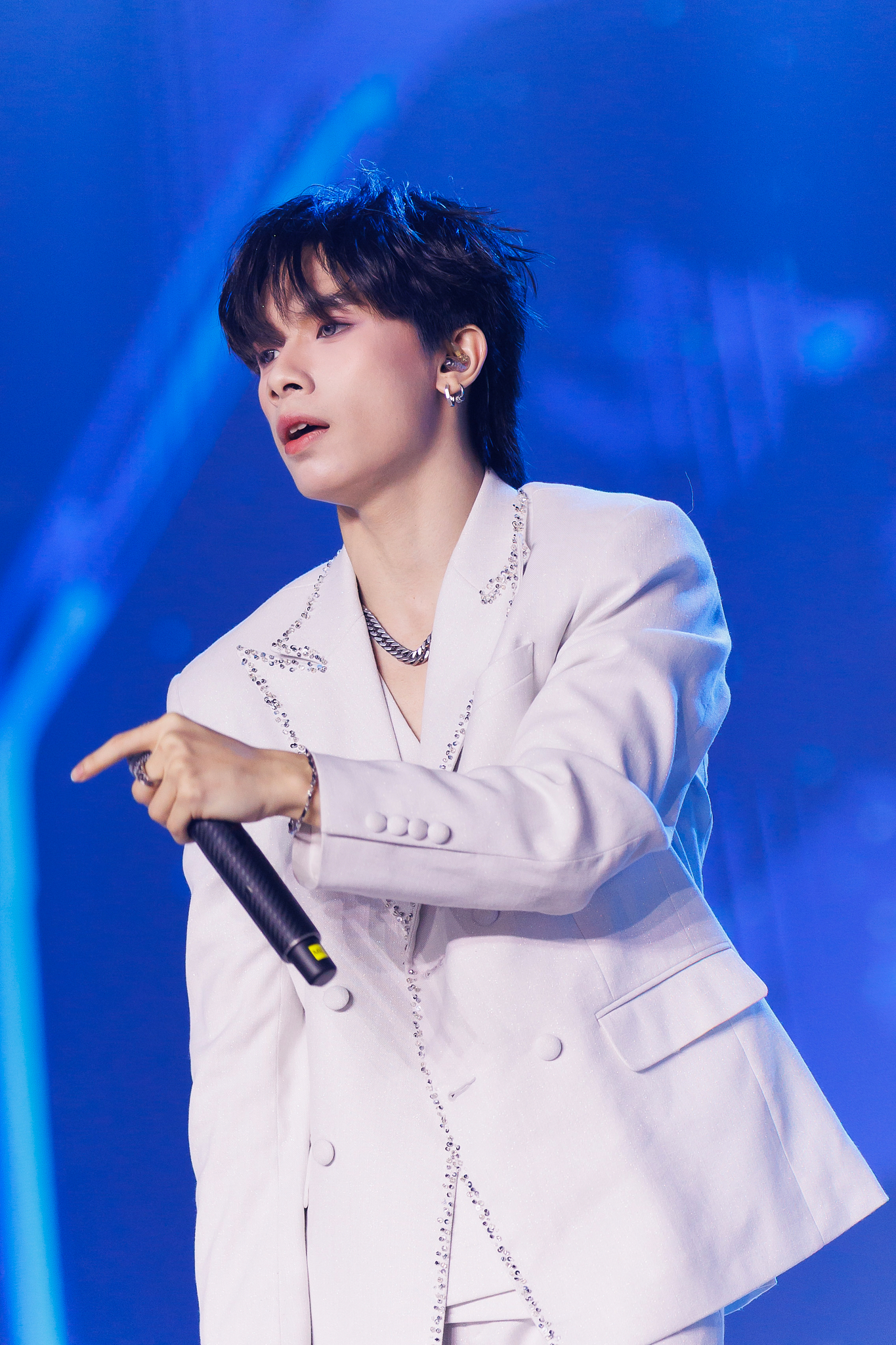 Bạch Hồng Cường "đốn tim" fangirl với tạo h&igrave;nh ho&agrave;ng tử v&agrave; giọng ca ngọt lịm- Ảnh 4.
