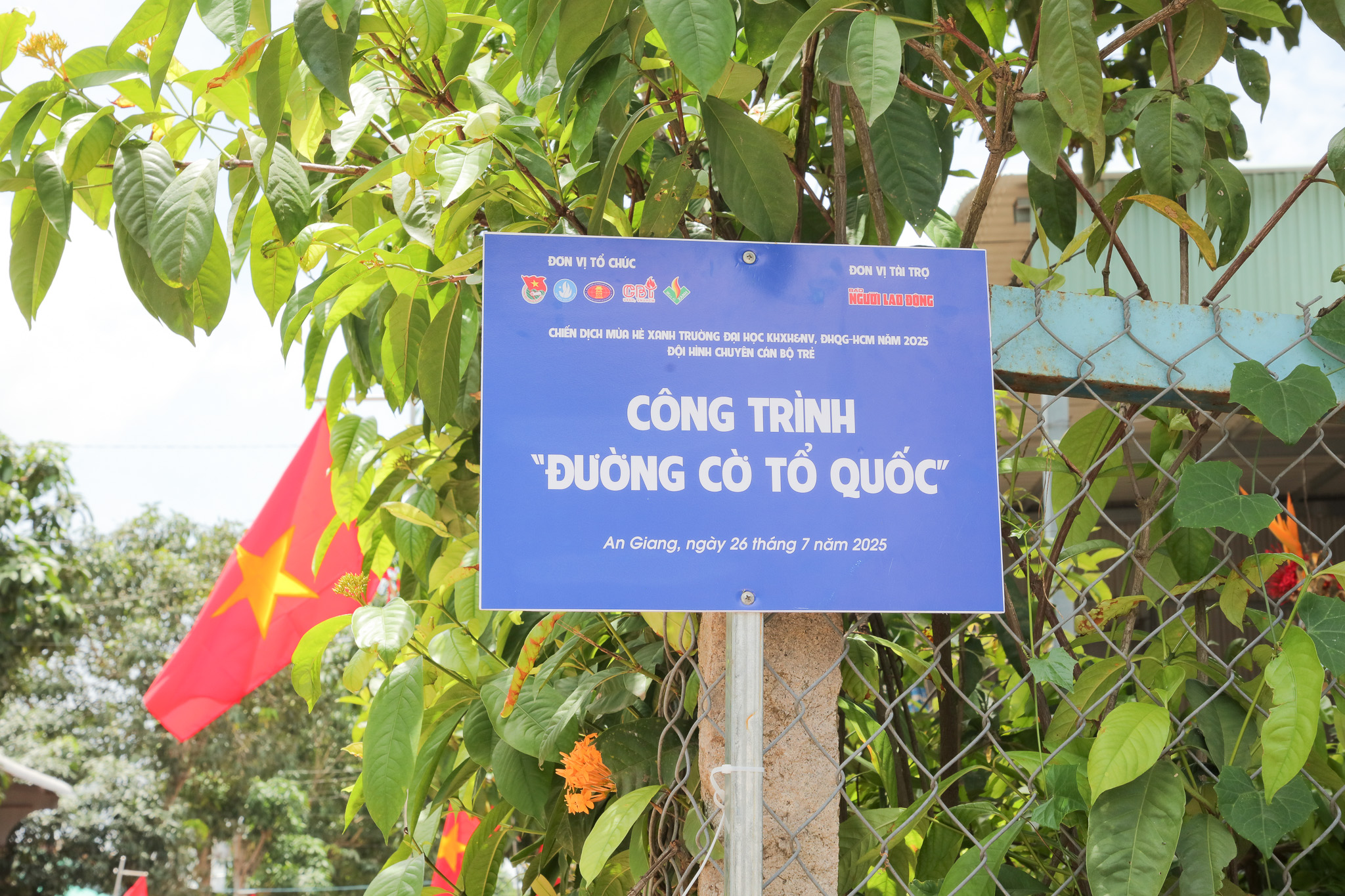 Buổi chào cờ truyền cảm hứng tại Trường Đại học Khoa học Xã hội và Nhân văn TP HCM - Ảnh 2.