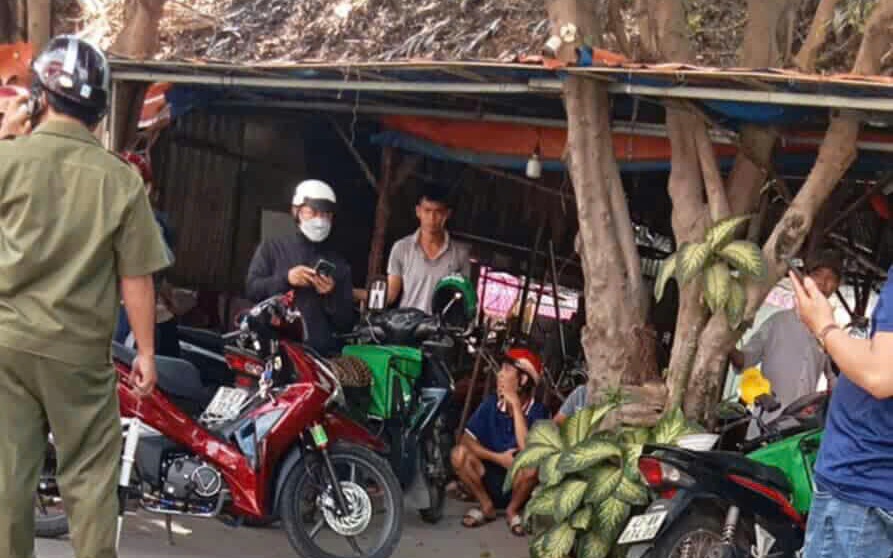 Nam thanh niên tự đâm vào bụng mình, người bán dao nhanh chóng rời hiện trường