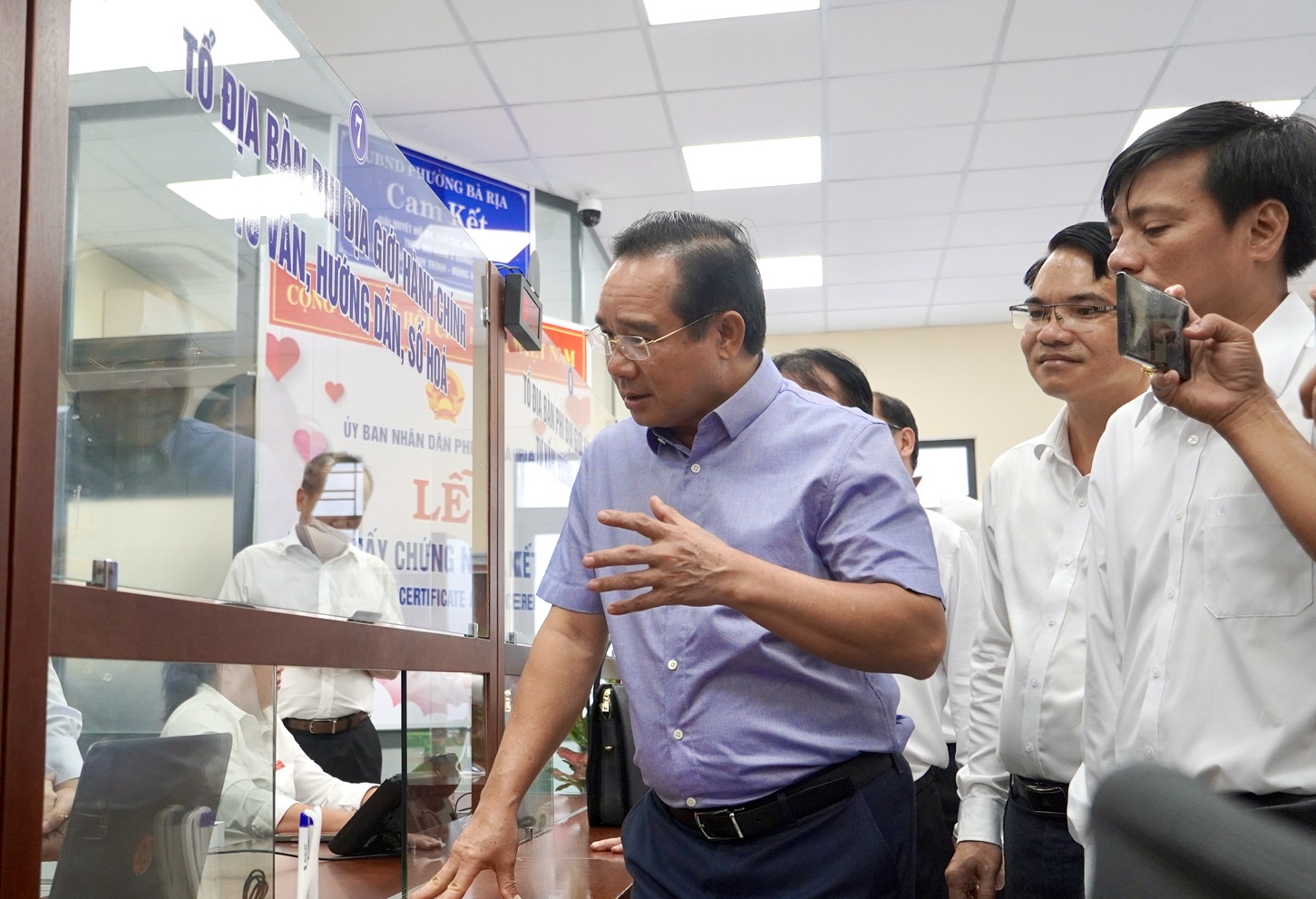 H&igrave;nh ảnh Chủ tịch UBND TP HCM khảo s&aacute;t tại Trung t&acirc;m Phục vụ h&agrave;nh ch&iacute;nh c&ocirc;ng phường B&agrave; Rịa- Ảnh 4.