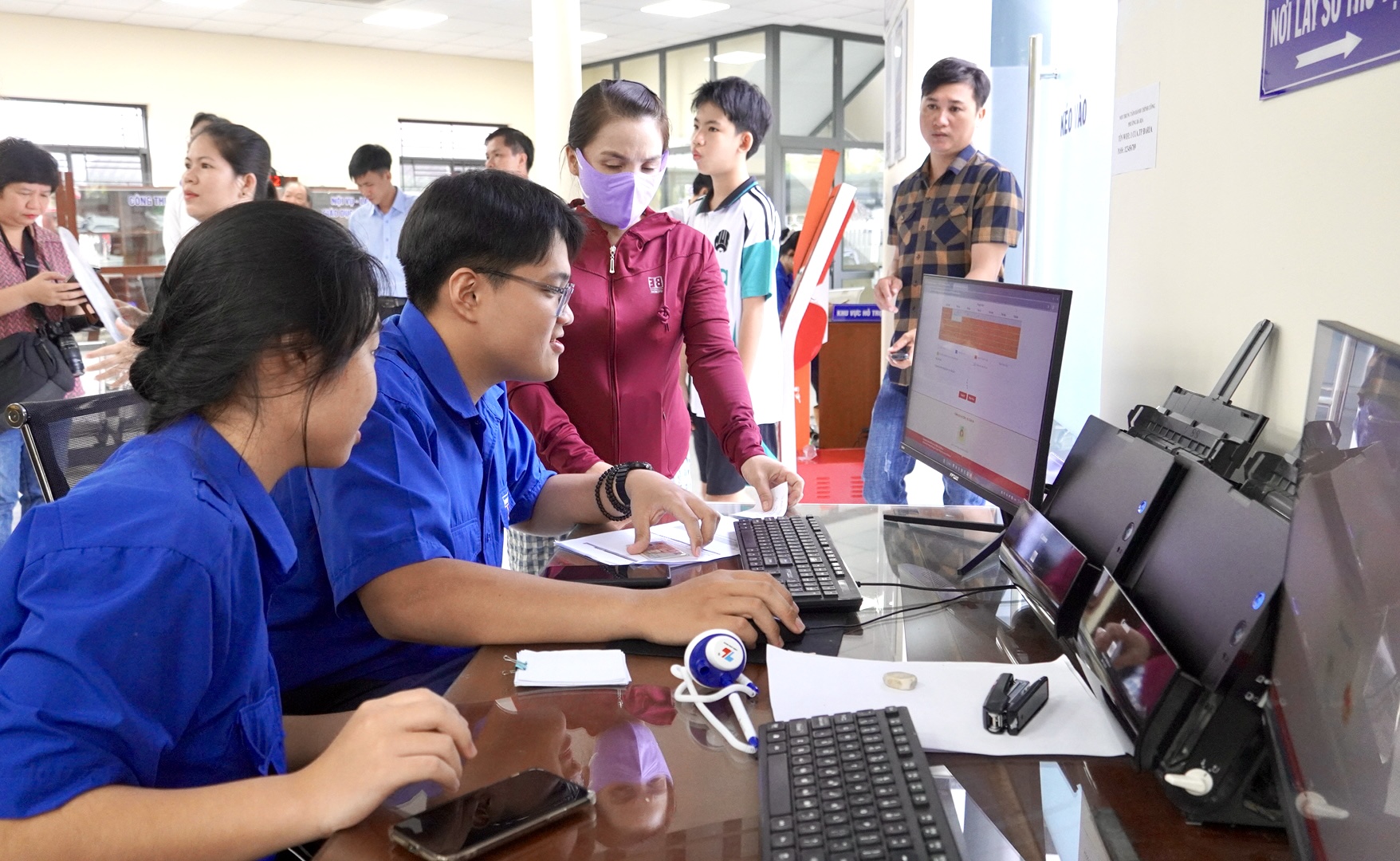 H&igrave;nh ảnh Chủ tịch UBND TP HCM khảo s&aacute;t tại Trung t&acirc;m Phục vụ h&agrave;nh ch&iacute;nh c&ocirc;ng phường B&agrave; Rịa- Ảnh 5.