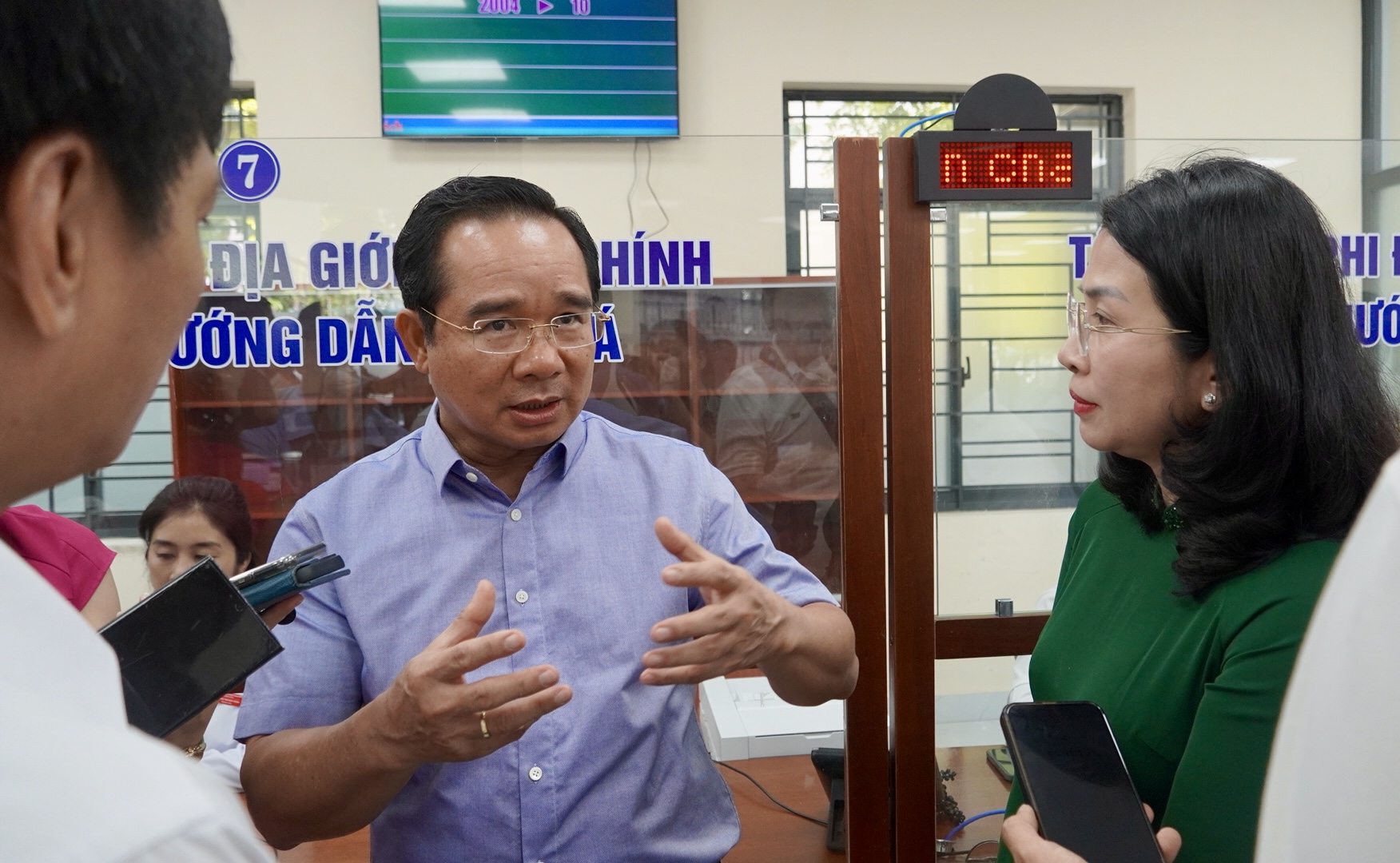 H&igrave;nh ảnh Chủ tịch UBND TP HCM khảo s&aacute;t tại Trung t&acirc;m Phục vụ h&agrave;nh ch&iacute;nh c&ocirc;ng phường B&agrave; Rịa- Ảnh 3.
