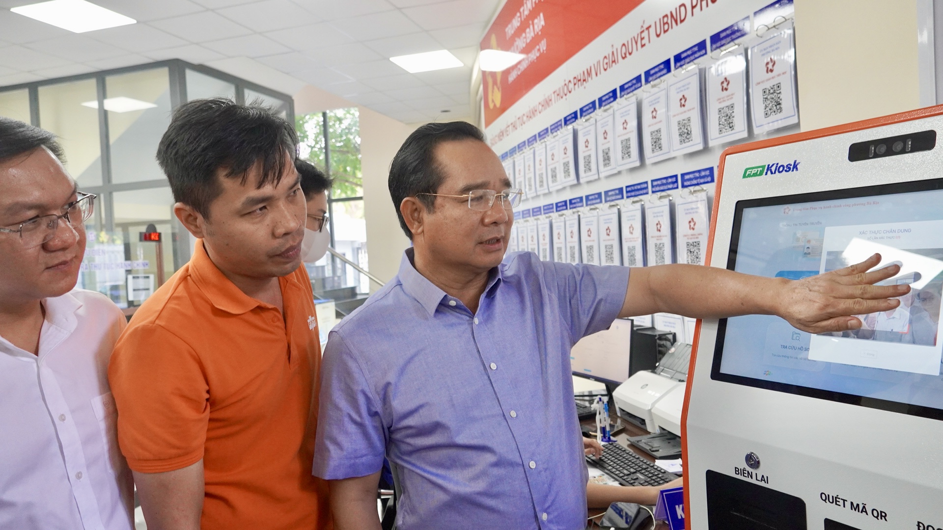 H&igrave;nh ảnh Chủ tịch UBND TP HCM khảo s&aacute;t tại Trung t&acirc;m Phục vụ h&agrave;nh ch&iacute;nh c&ocirc;ng phường B&agrave; Rịa- Ảnh 2.