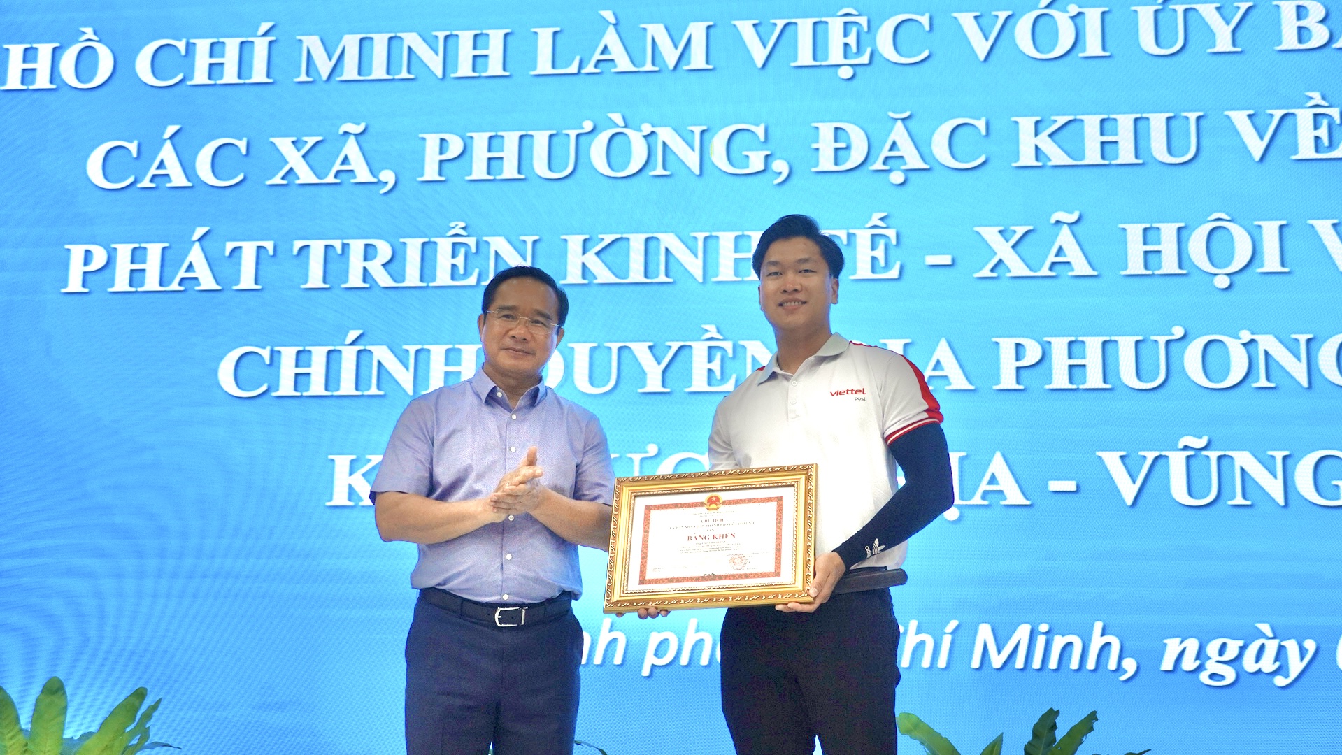 Chủ tịch UBND TP HCM tặng bằng khen cho người hùng cứu bé gái ở Vũng Tàu - Ảnh 1.