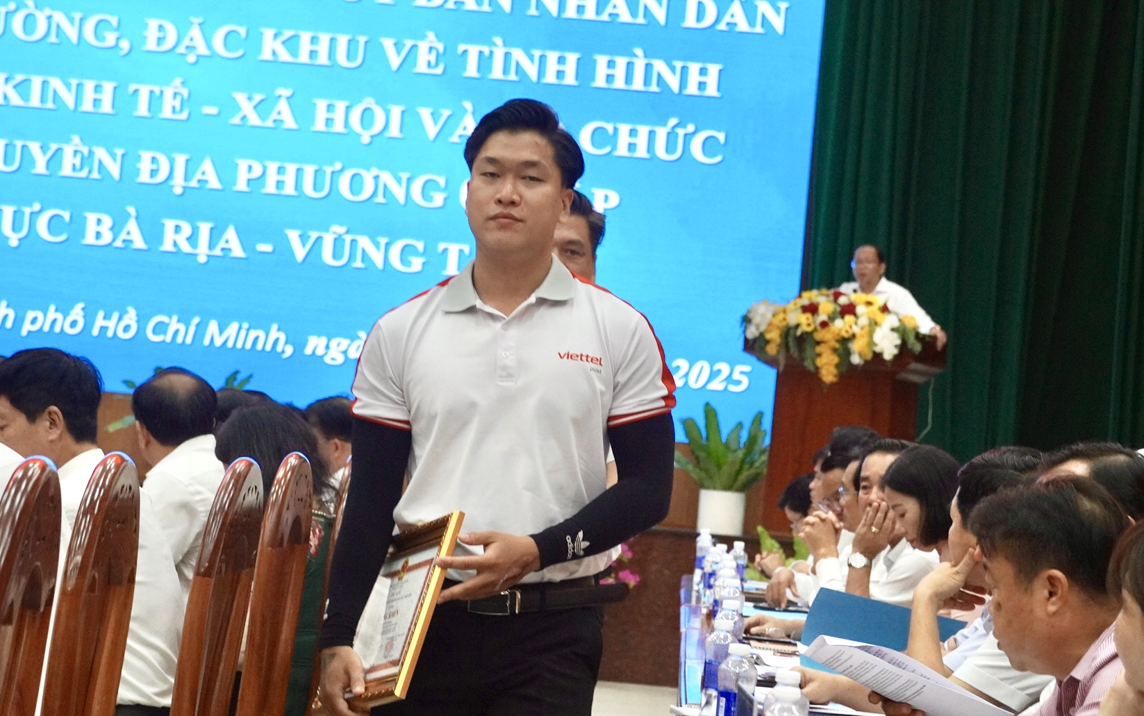 Chủ tịch UBND TP HCM tặng bằng khen cho người hùng cứu bé gái ở Vũng Tàu - Ảnh 2.