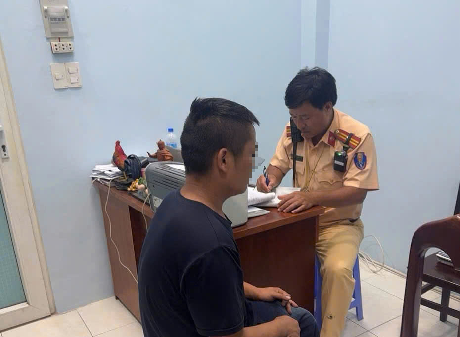 Tphcm phạt tài xế lạng lách đánh võng gần 46 triệu đồng vì buồn chuyện gia đình - Ảnh 1.