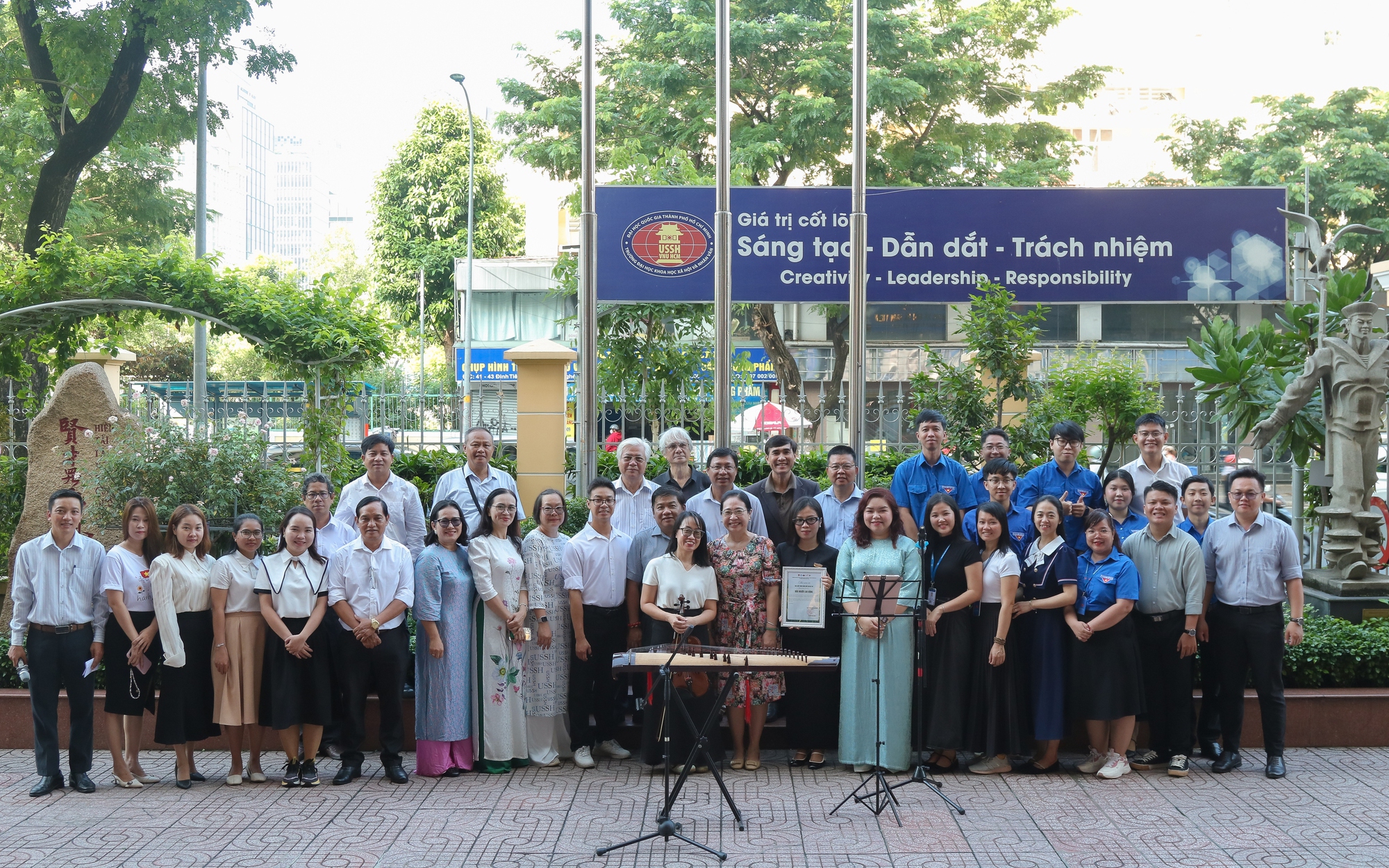 Buổi chào cờ truyền cảm hứng tại Trường Đại học Khoa học Xã hội và Nhân văn TP HCM