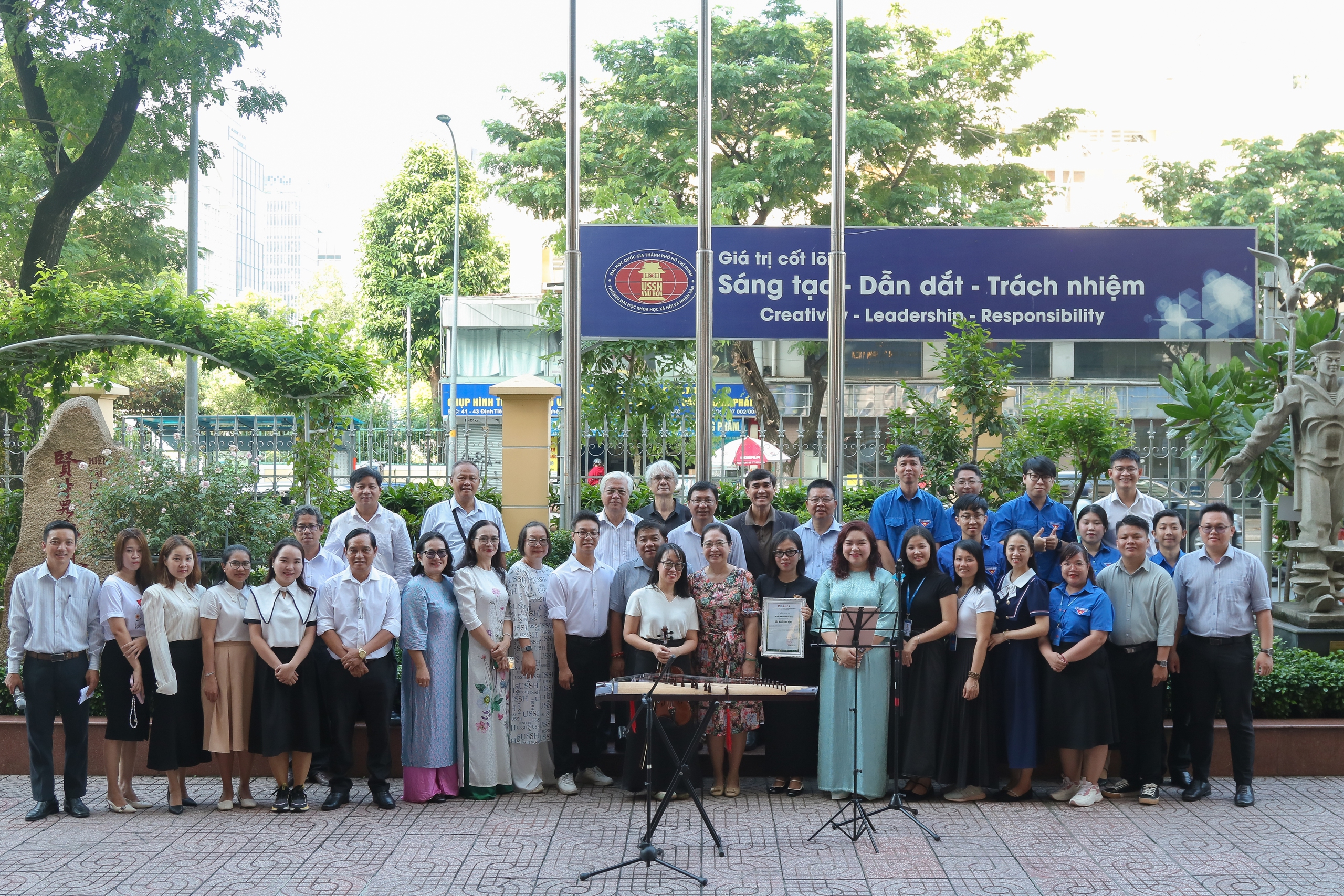 Buổi chào cờ truyền cảm hứng tại Trường Đại học Khoa học Xã hội và Nhân văn TP HCM - Ảnh 6.