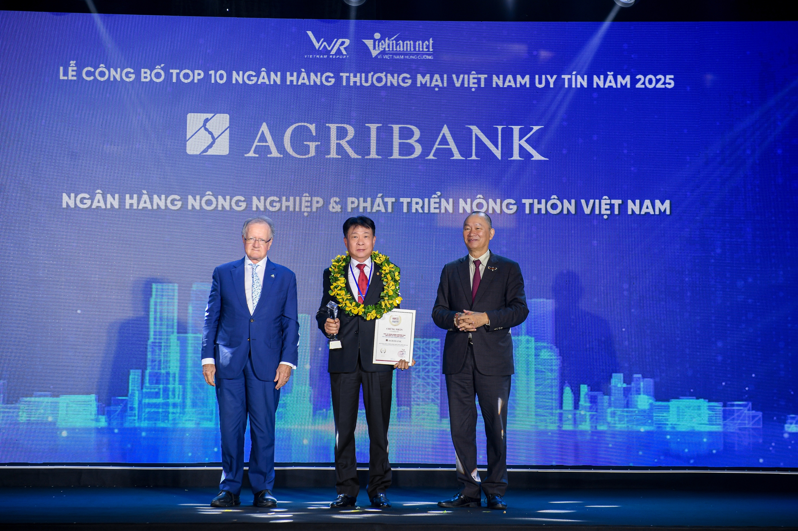 Agribank được vinh danh Top 10 Ng&acirc;n h&agrave;ng Thương mại Việt Nam uy t&iacute;n năm 2025- Ảnh 1.