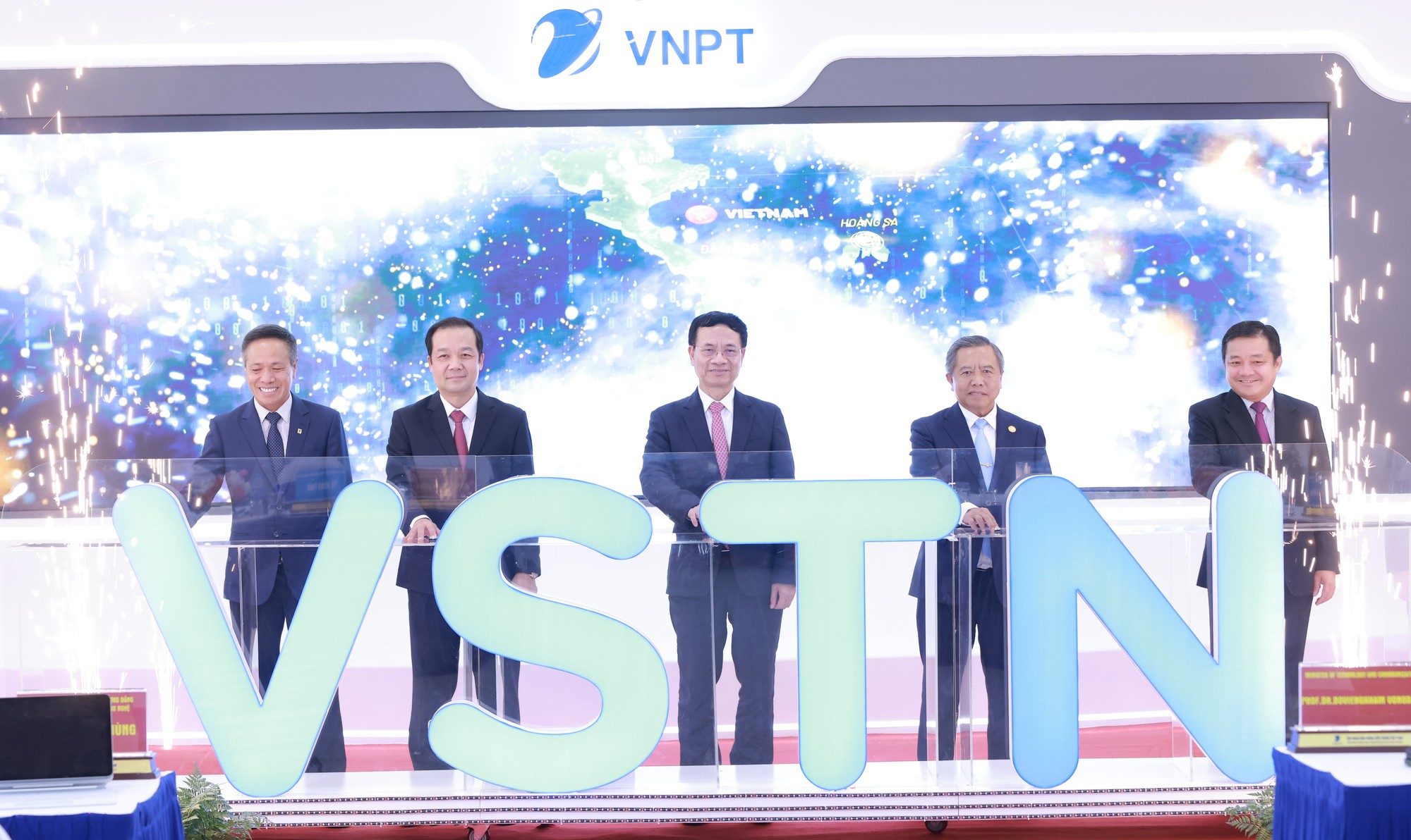 Khai th&aacute;c c&aacute;p quang đất liền VSTN: VNPT ti&ecirc;n phong l&agrave;m chủ hạ tầng kết nối từ mặt đất đến kh&ocirc;ng gian- Ảnh 1.