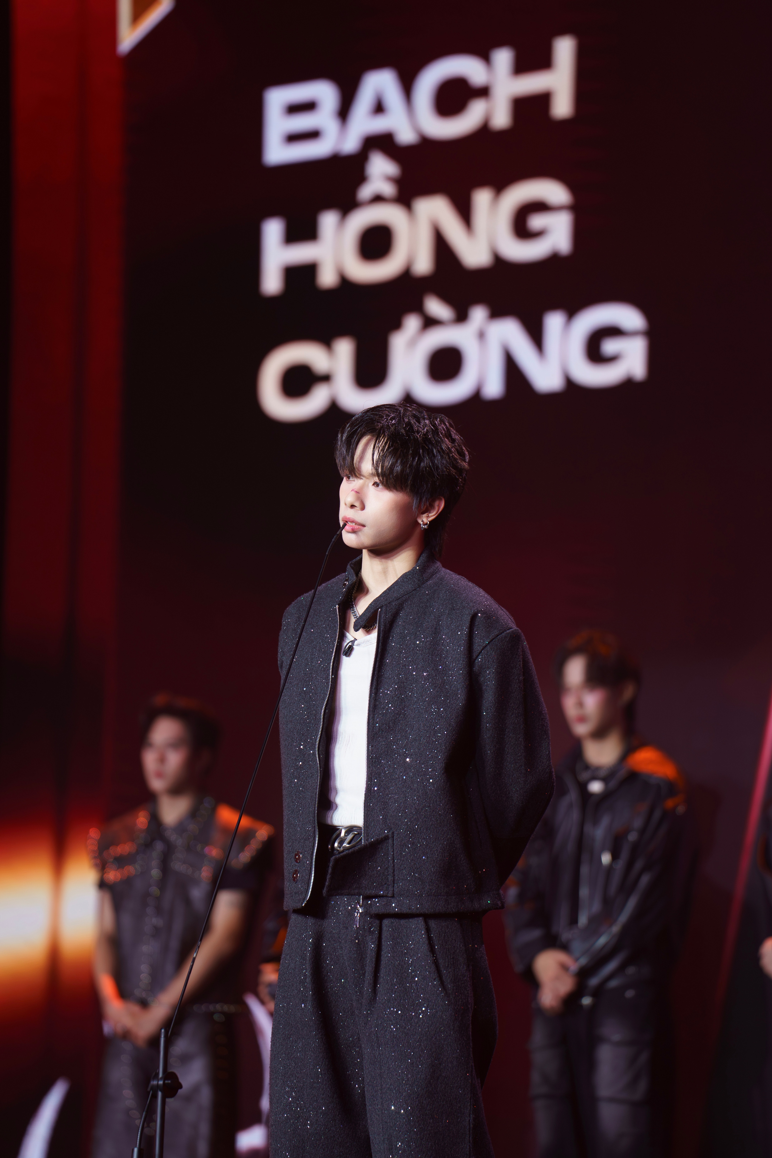 Bạch Hồng Cường "đốn tim" fangirl với tạo h&igrave;nh ho&agrave;ng tử v&agrave; giọng ca ngọt lịm- Ảnh 3.
