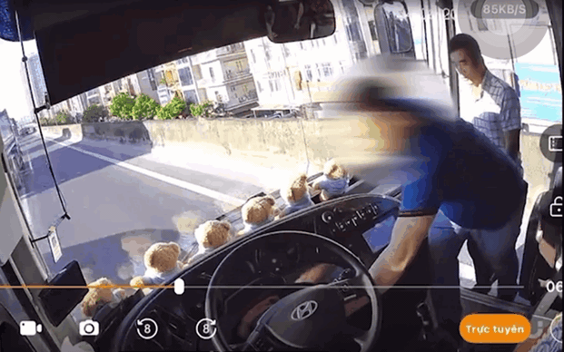C&ocirc;ng an mời t&agrave;i xế đi v&agrave;o l&agrave;n khẩn cấp, r&uacute;t ch&igrave;a kh&oacute;a xe kh&aacute;ch l&ecirc;n l&agrave;m việc- Ảnh 2.