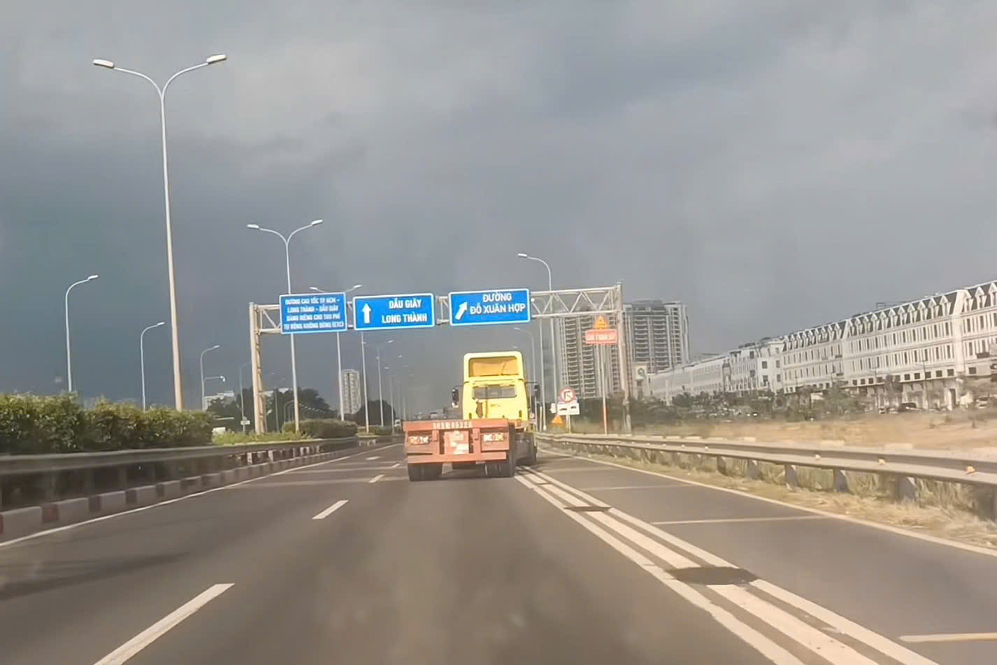 Xác minh xe đầu kéo lạng lách , đánh võng trên cao tốc TP HCM - Ảnh 1.