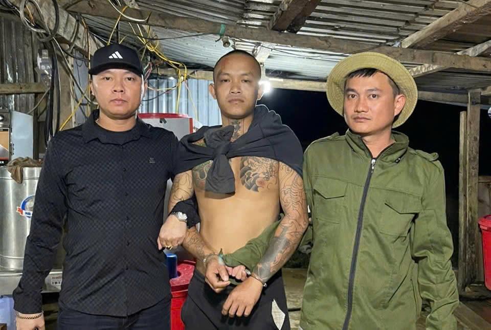 Kẻ bu&ocirc;n người đặc biệt nguy hiểm trốn v&agrave;o b&atilde;i v&agrave;ng ở Đ&agrave; Nẵng đ&atilde; bị bắt - Ảnh 1.
