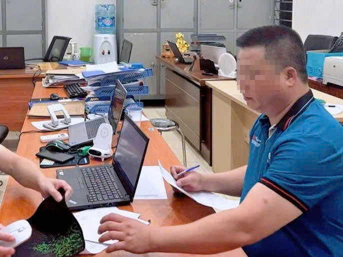 C&ocirc;ng an mời t&agrave;i xế đi v&agrave;o l&agrave;n khẩn cấp, r&uacute;t ch&igrave;a kh&oacute;a xe kh&aacute;ch l&ecirc;n l&agrave;m việc- Ảnh 1.