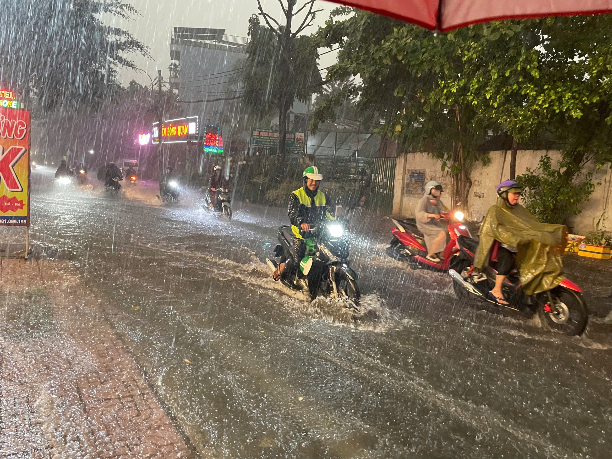 Mưa lớn bất ngờ đổ xuống TP HCM, nhiều tuyến đường đang ngập sâu, xe chết máy - Ảnh 10.